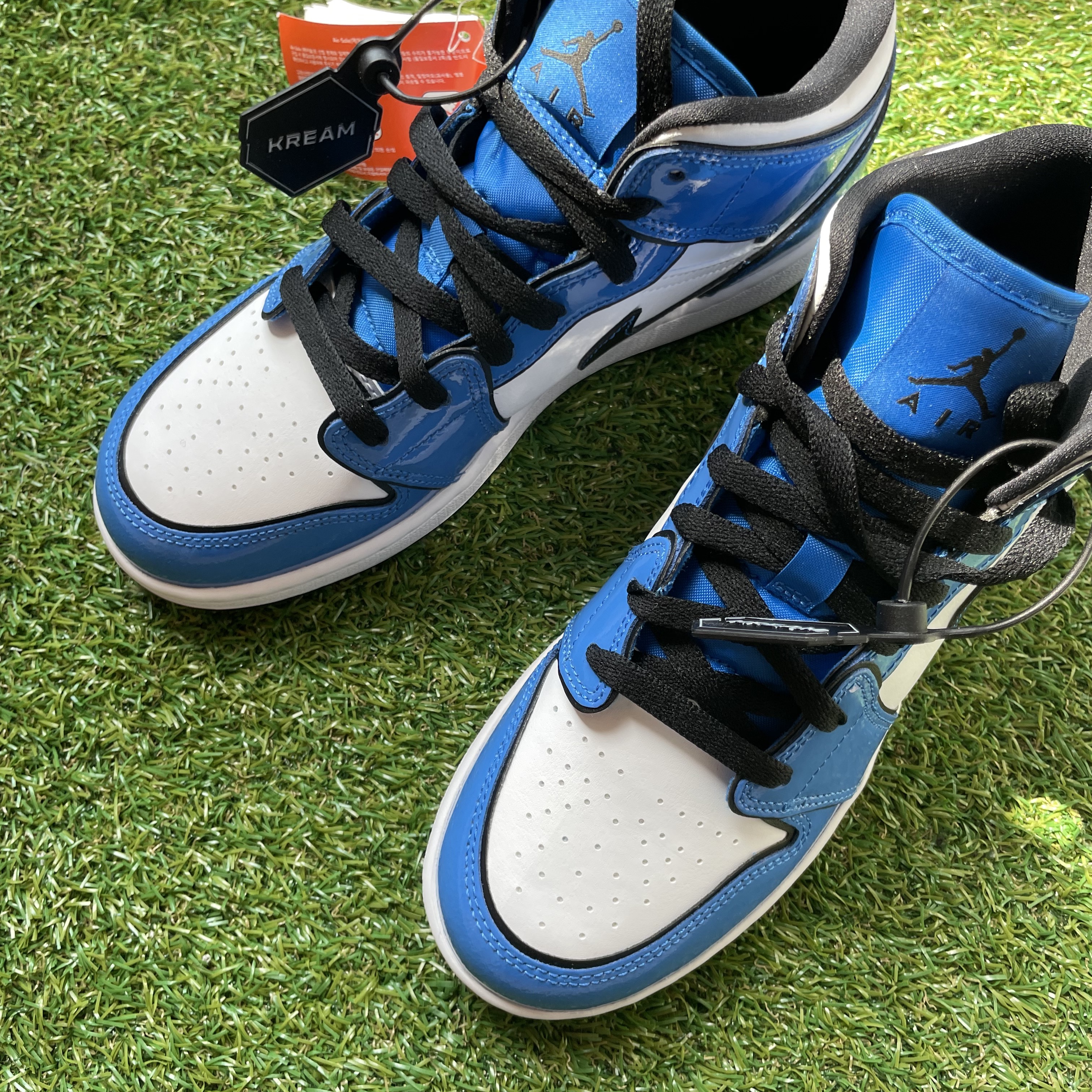 (GS) Jordan 1 Mid SE Signal Blue 착용 스타일 - 2