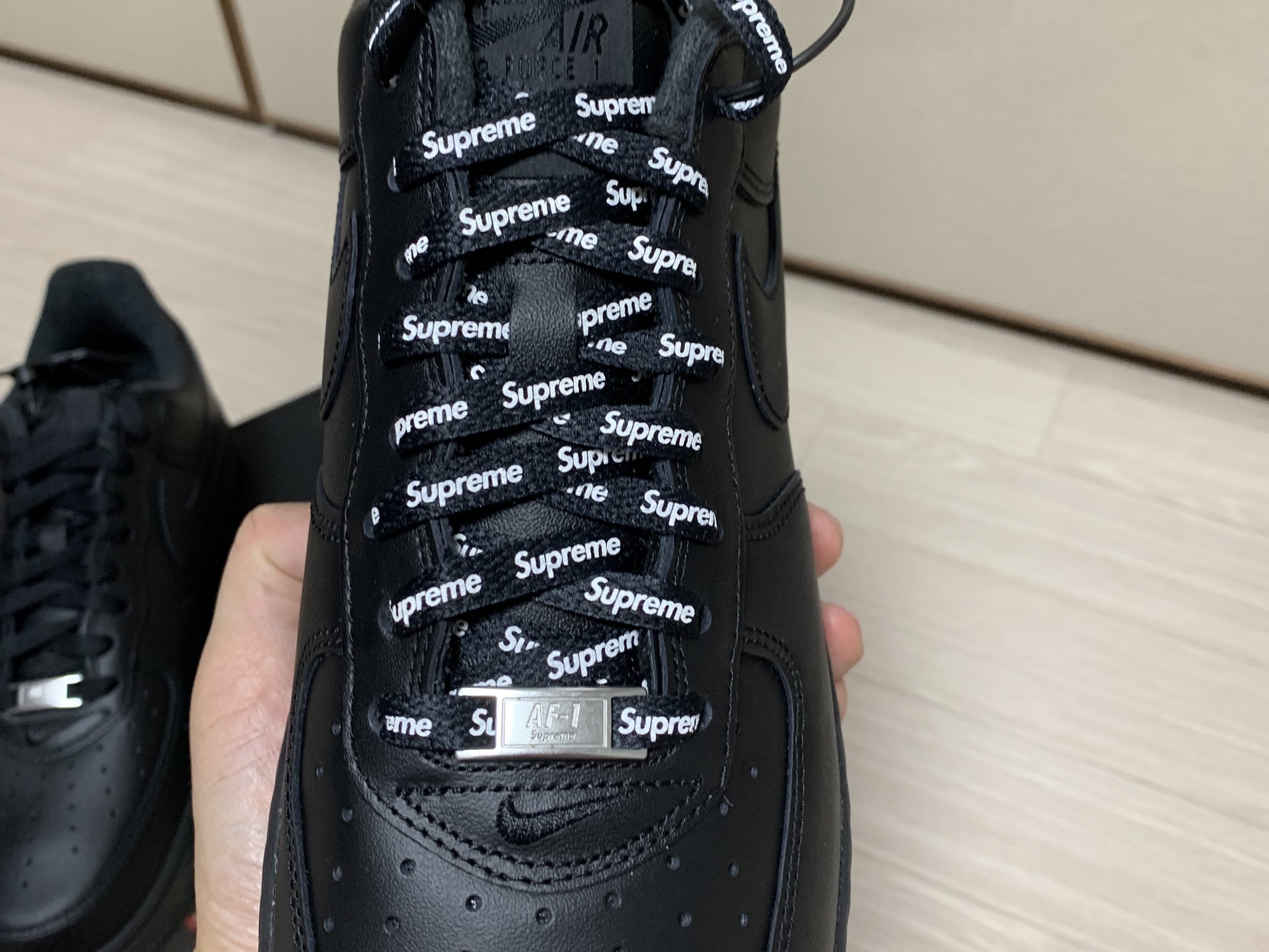 Nike x Supreme Air Force 1 Low Black 착용 스타일 - 2