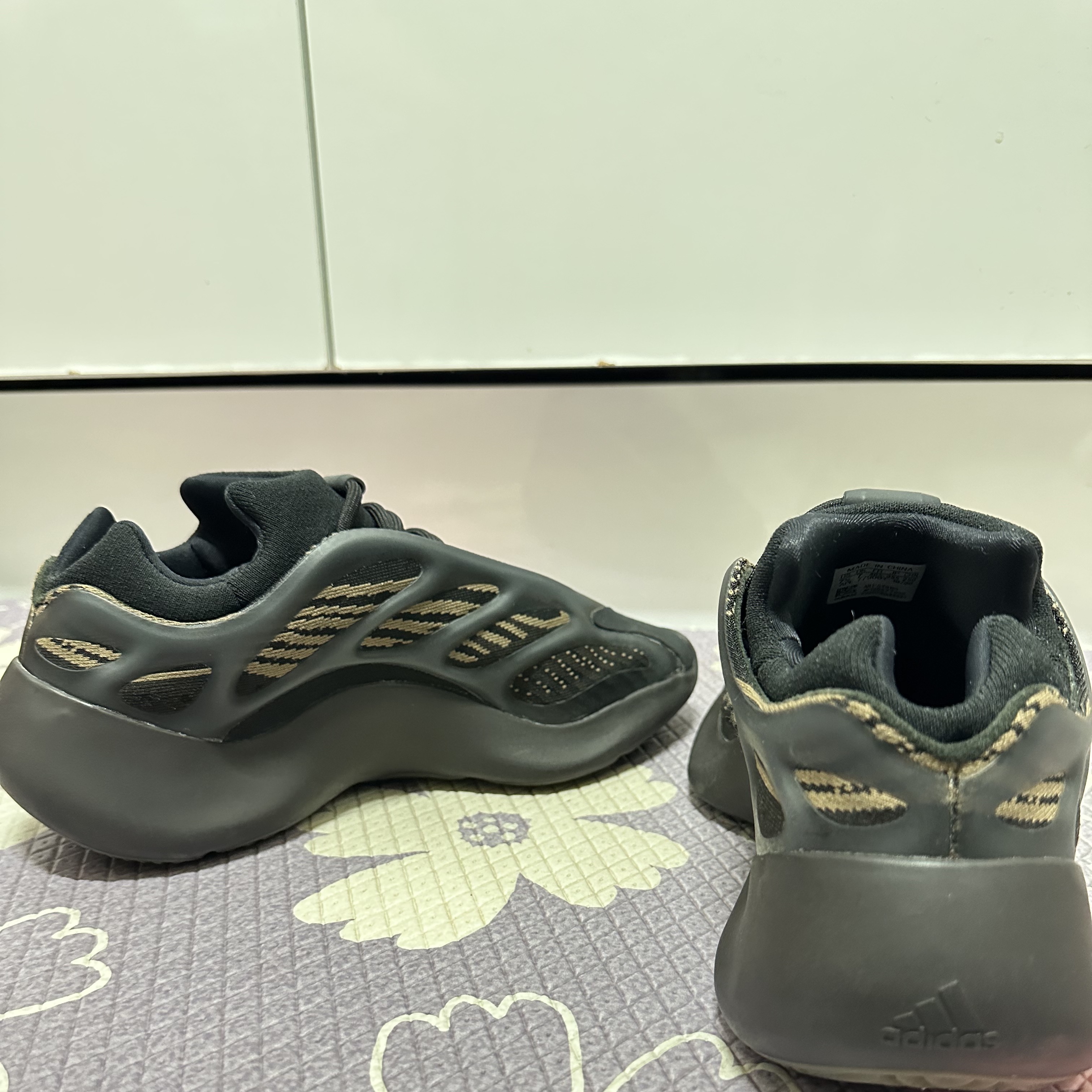 Adidas Yeezy 700 V3 Clay Brown 착용 스타일 - 4