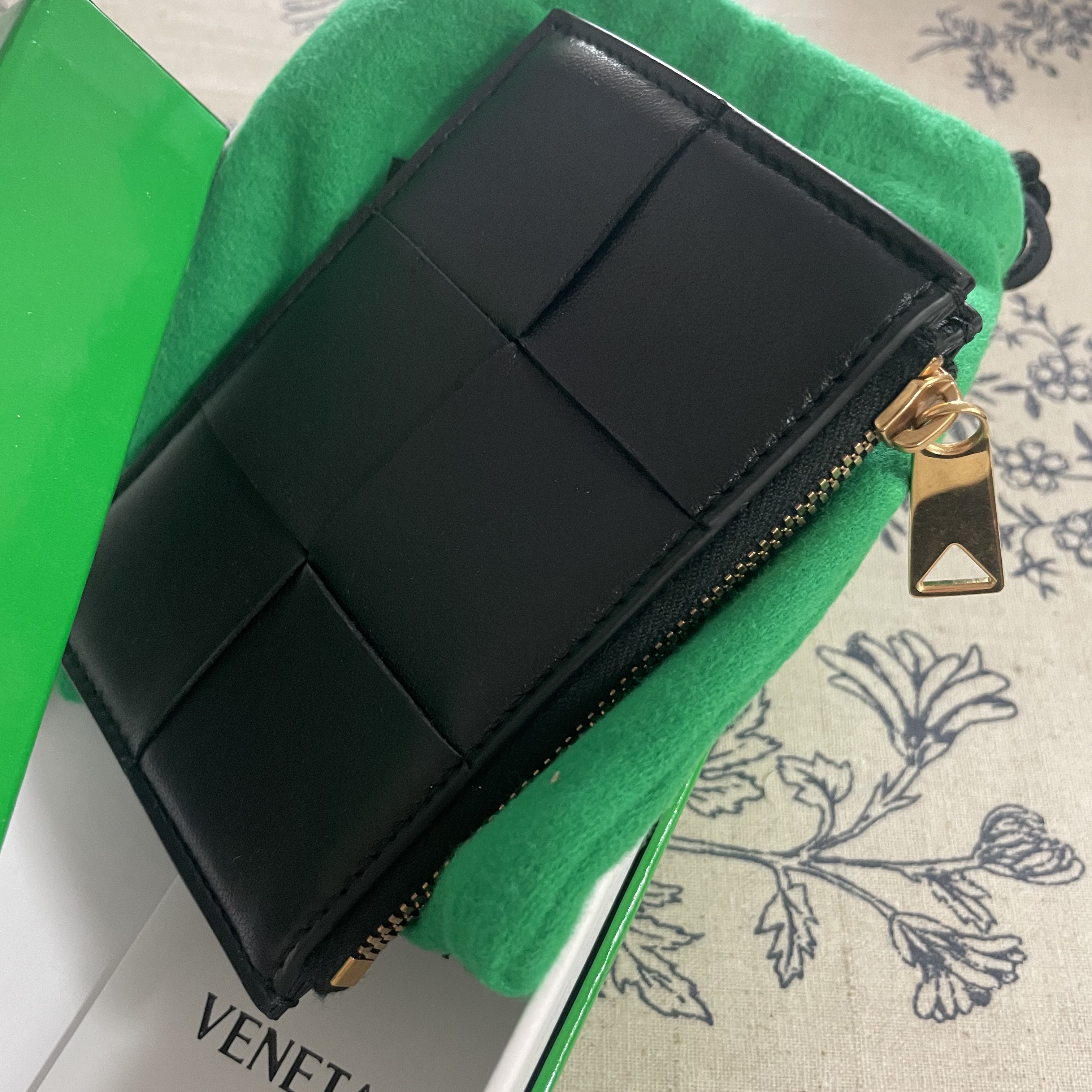 Bottega Veneta Zipped Card Case Black Gold 착용 스타일