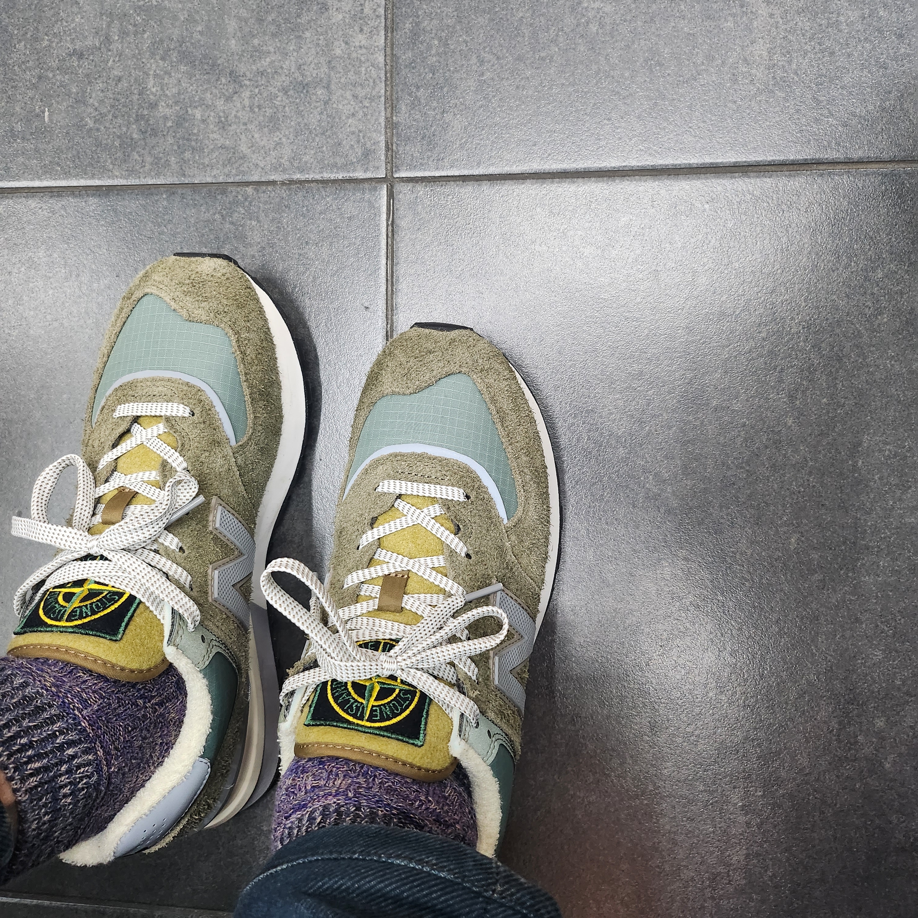 New Balance x Stone Island 574 Legacy Green 착용 스타일 - 1