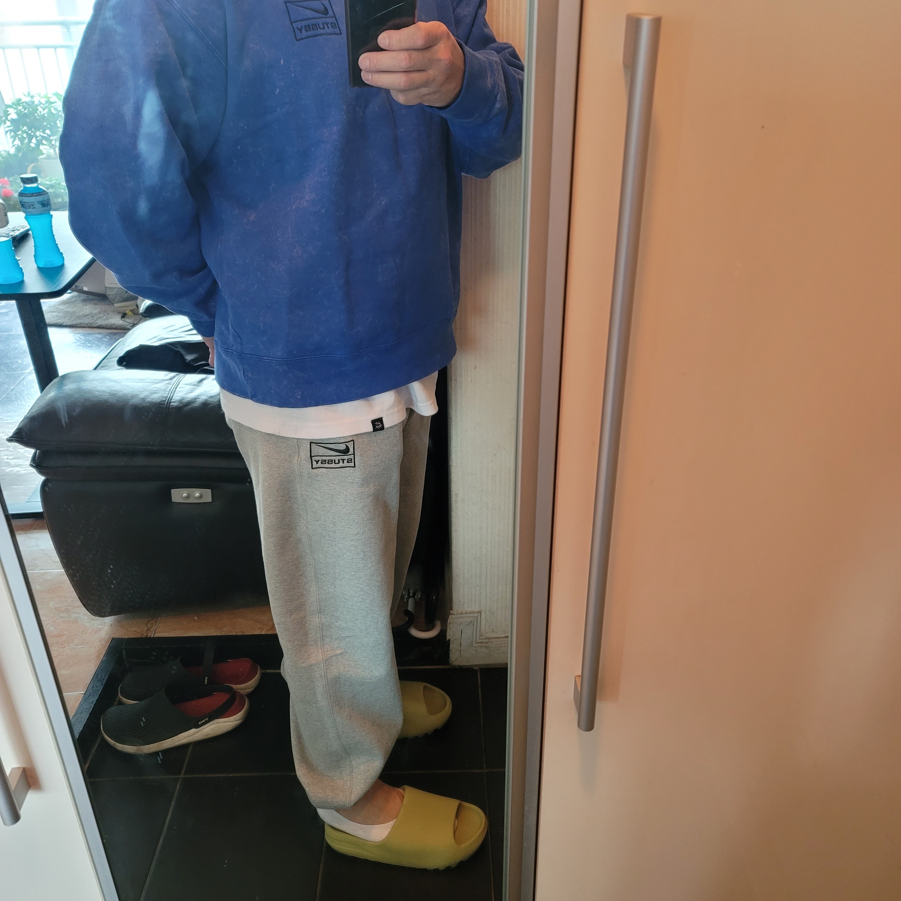 Nike x Stussy NRG Washed Fleece Crewneck Black (DO5310-010), Nike x Stussy NRG Washed Fleece Pants Black (DO5296-010) 착용 스타일 - 1