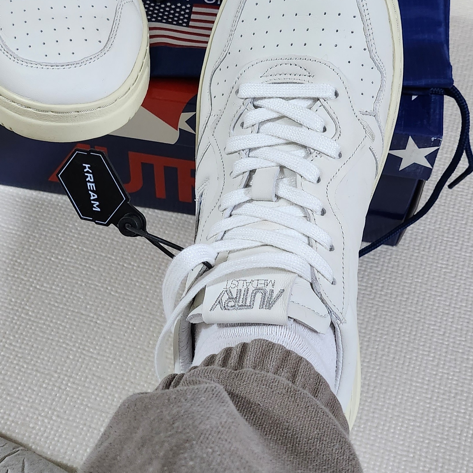 Autry Medalist Low Goatskin Sneakers White 착용 스타일 - 2