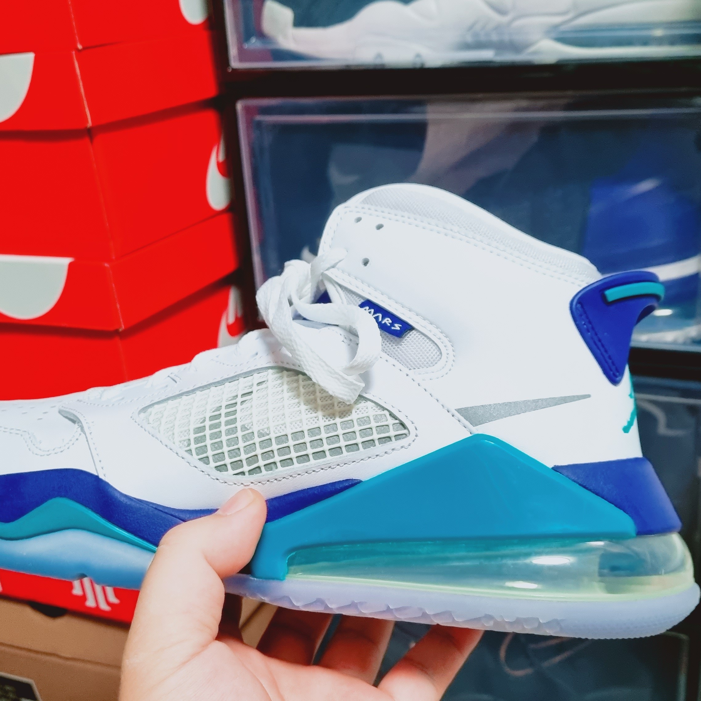 Jordan Mars 270 Grape, Nike Kyrie 4 White Deep Royal Blue 착용 스타일 - 1