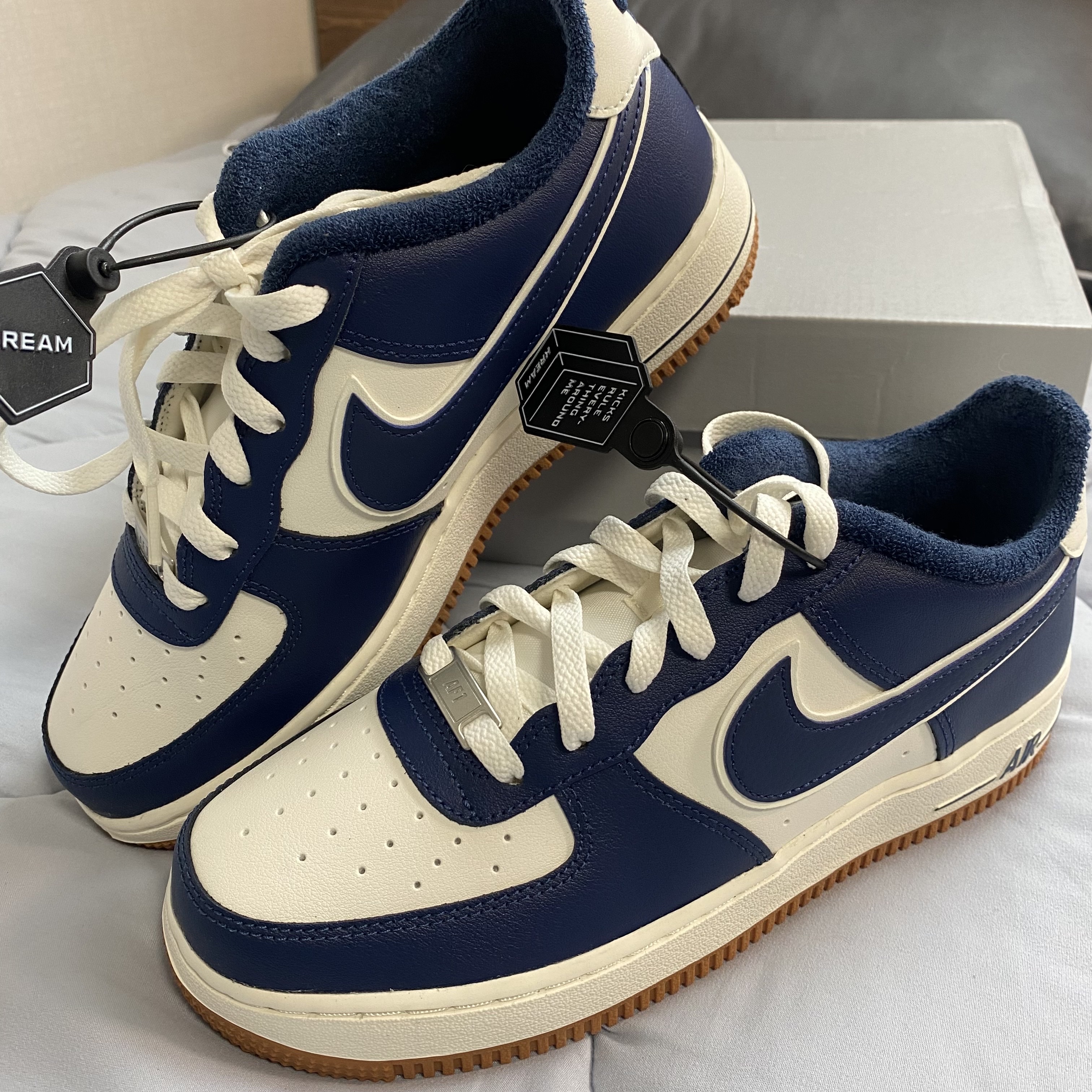 (GS) Nike Air Force 1 LV8 3 Midnight Navy 착용 스타일 - 2