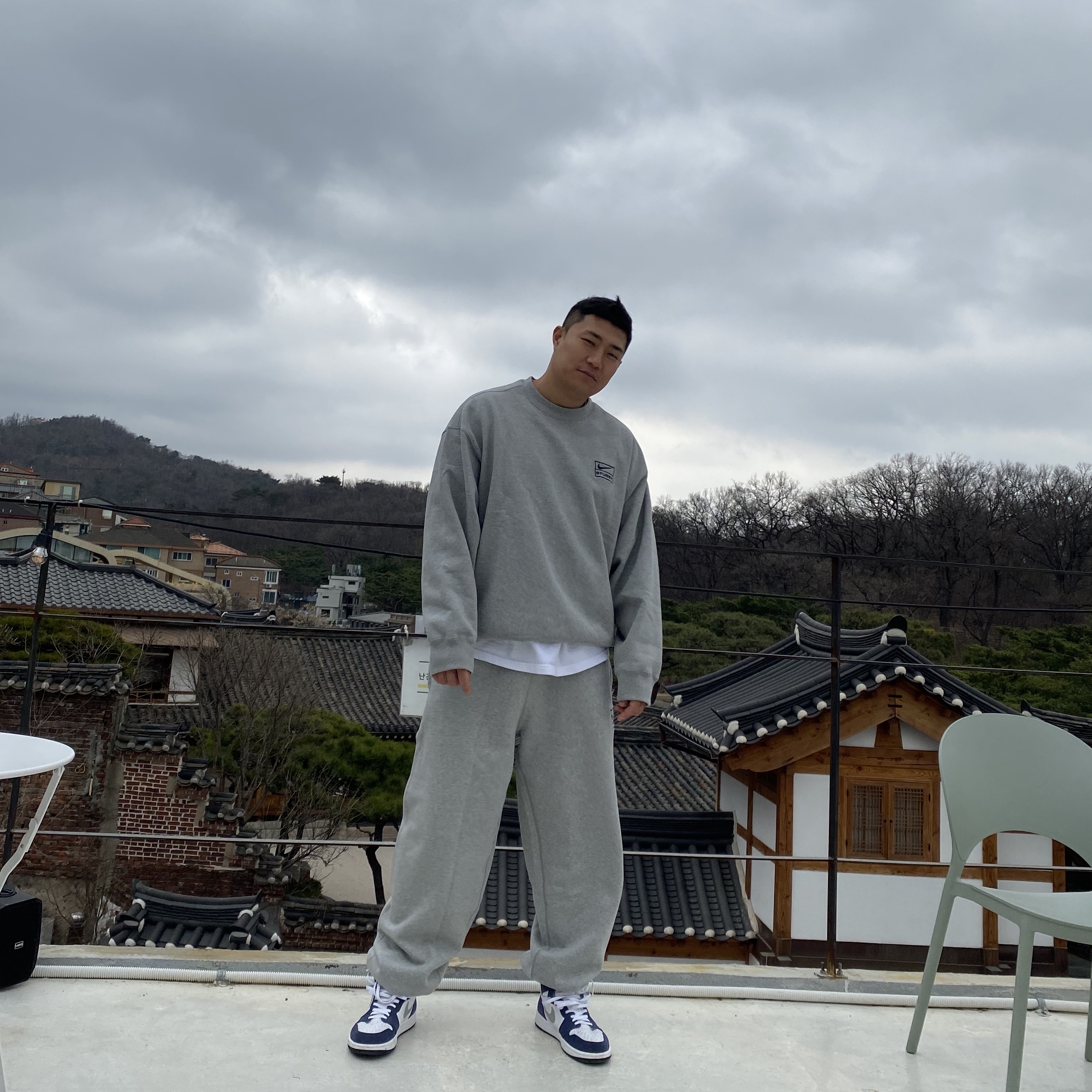Nike x Stussy NRG Fleece Crewneck Dark Grey Heather (DO9337-063), Nike x Stussy NRG Fleece Pants Dark Grey Heather (DO9340-063) 착용 스타일