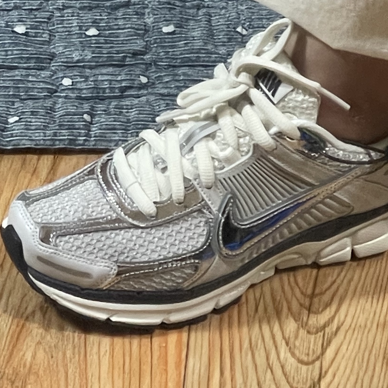(W) Nike Zoom Vomero 5 Photon Dust and Metallic Silver 착용 스타일 - 1