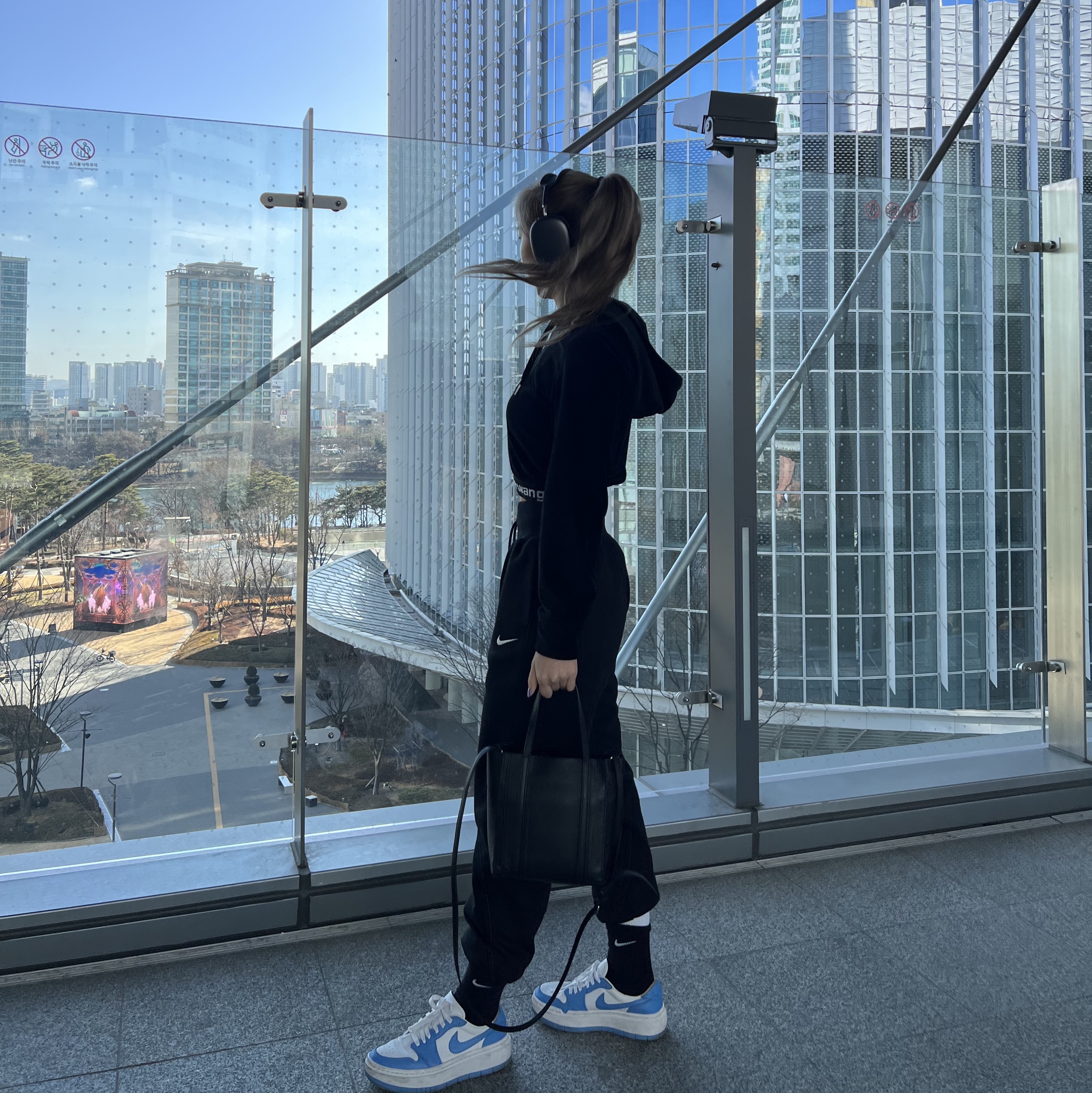 (W) Jordan 1 Elevate Low SE University Blue, Apple AirPods Max Lightning Space Gray (Korean Ver.) 착용 스타일