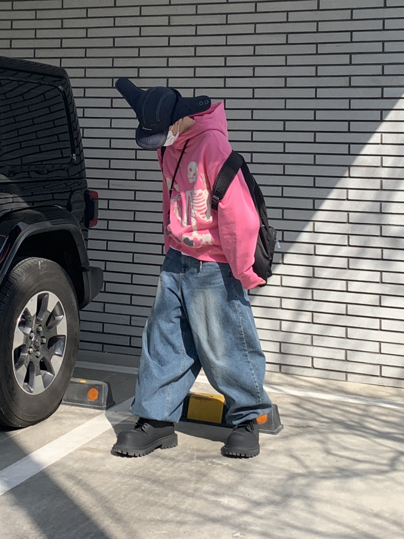 Balenciaga XL Army Boots Full Eva Black, Jacquemus La Cagoule Bricciola Puffed Ear Flap Hat Navy 착용 스타일 - 3