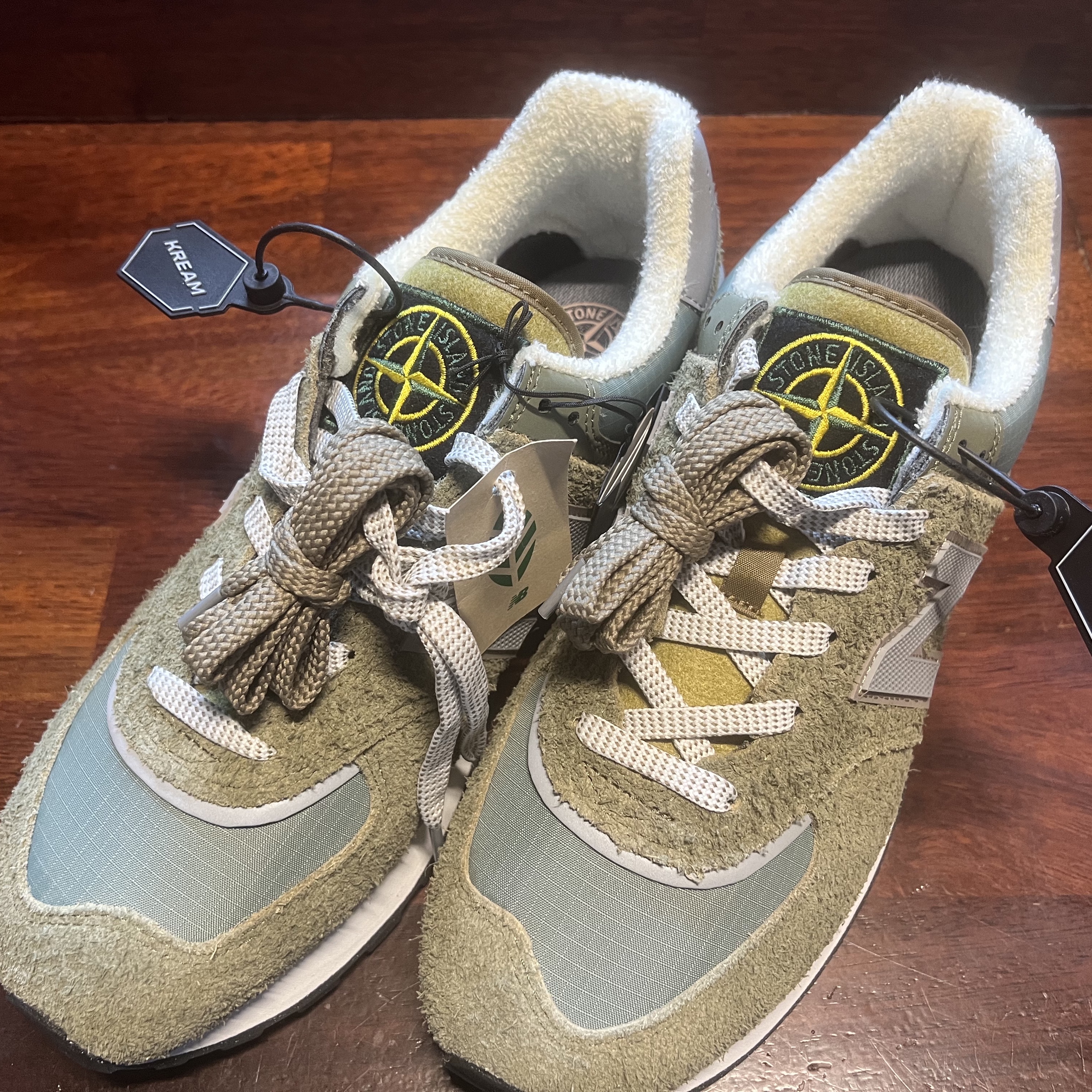 New Balance x Stone Island 574 Legacy Green 착용 스타일 - 1