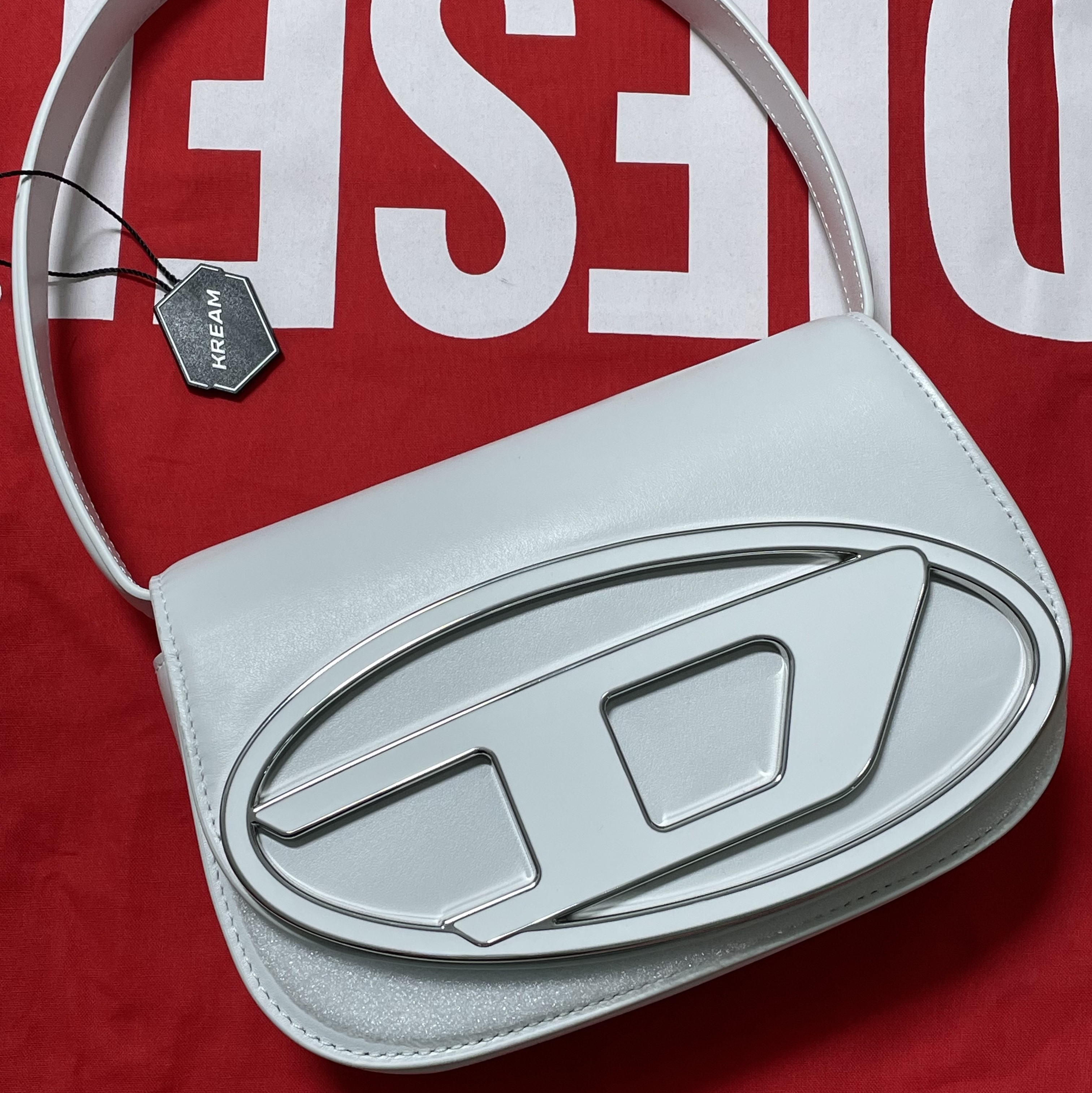 Diesel 1DR Shoulder Bag in Nappa Leather White 착용 스타일
