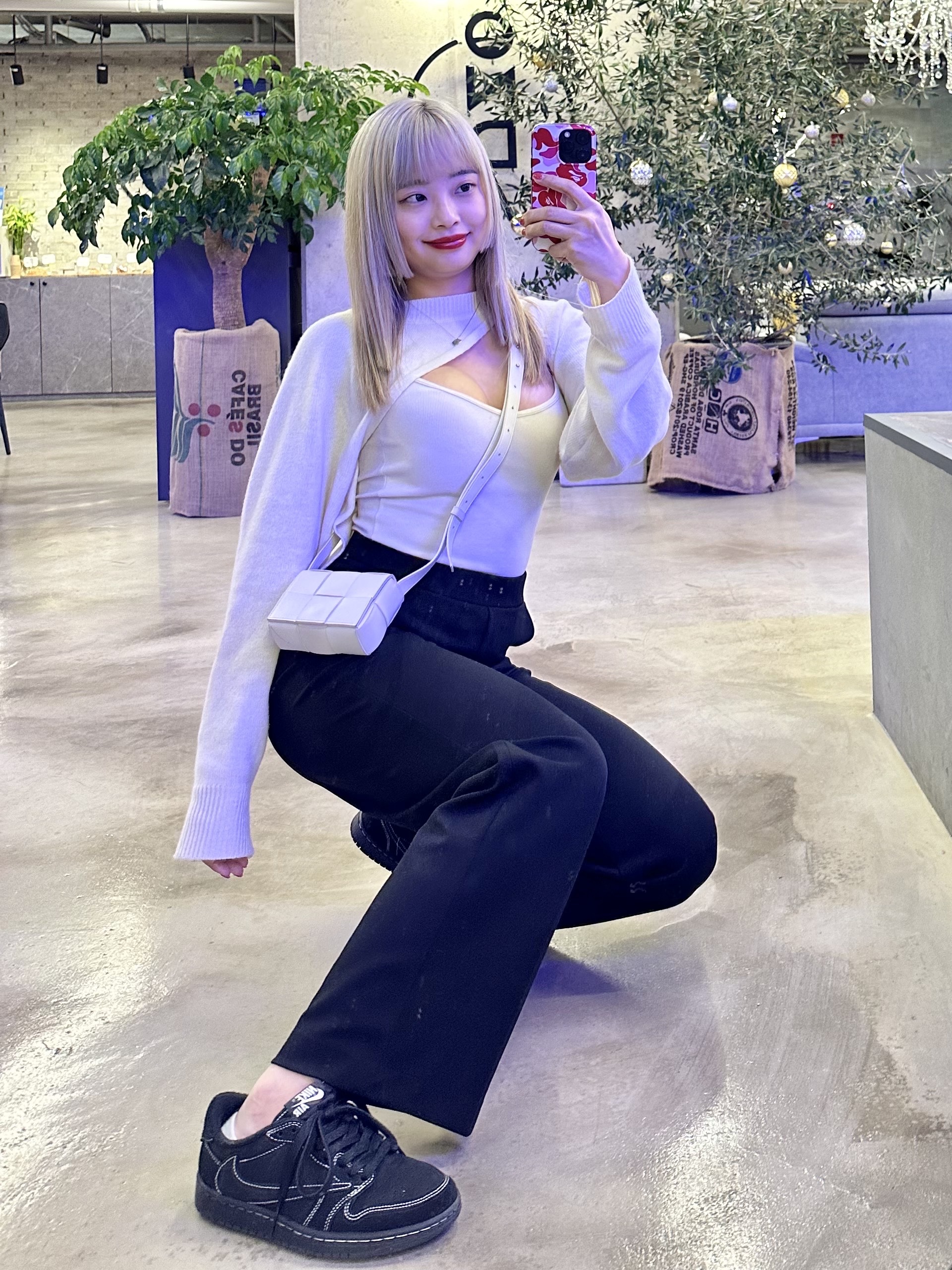 Jordan 1 x Travis Scott Retro Low OG SP Black Phantom, Bottega Veneta Mini Leather Cassette White 착용 스타일 - 1