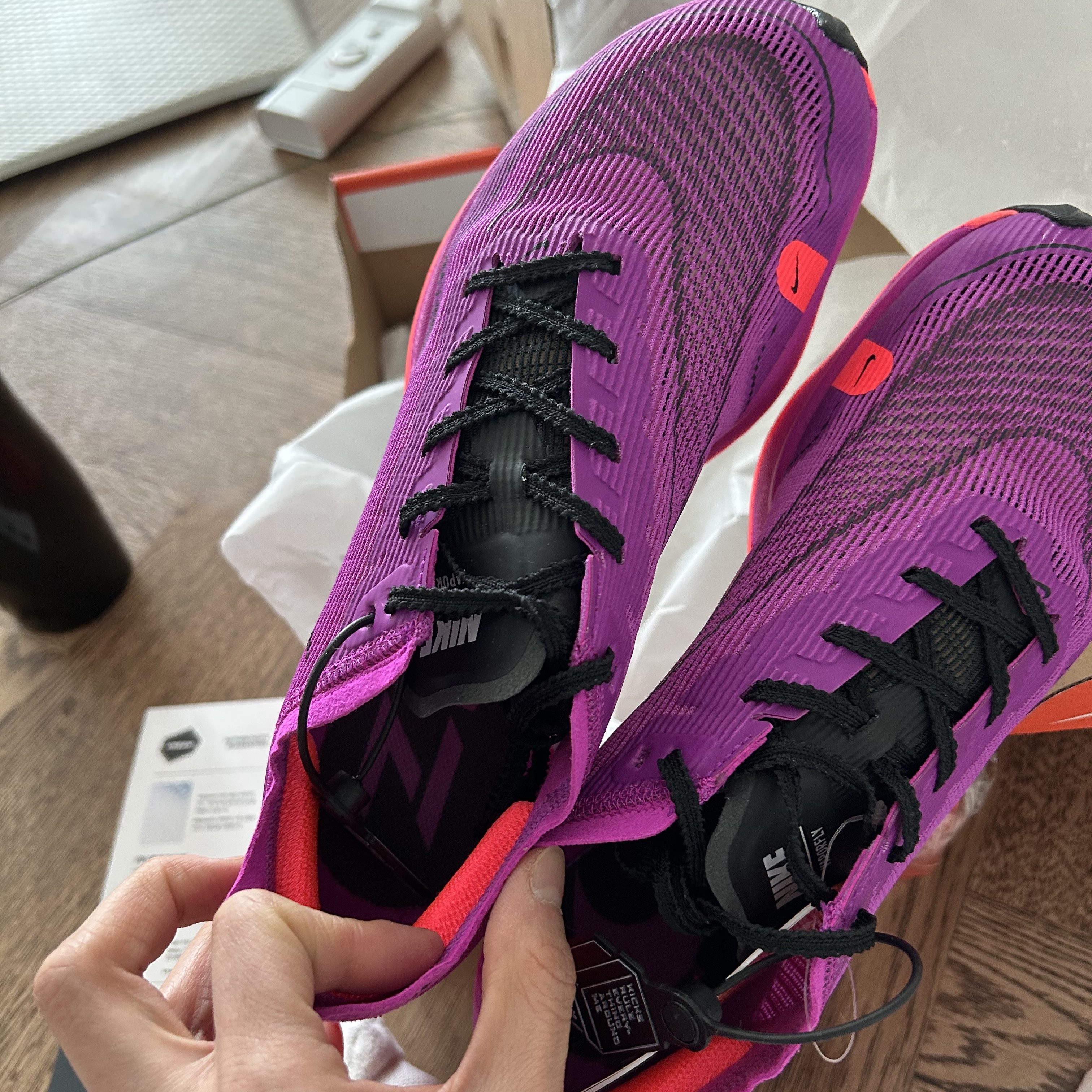 (W) Nike ZoomX Vaporfly Next% 2 Hyper Violet Black 착용 스타일