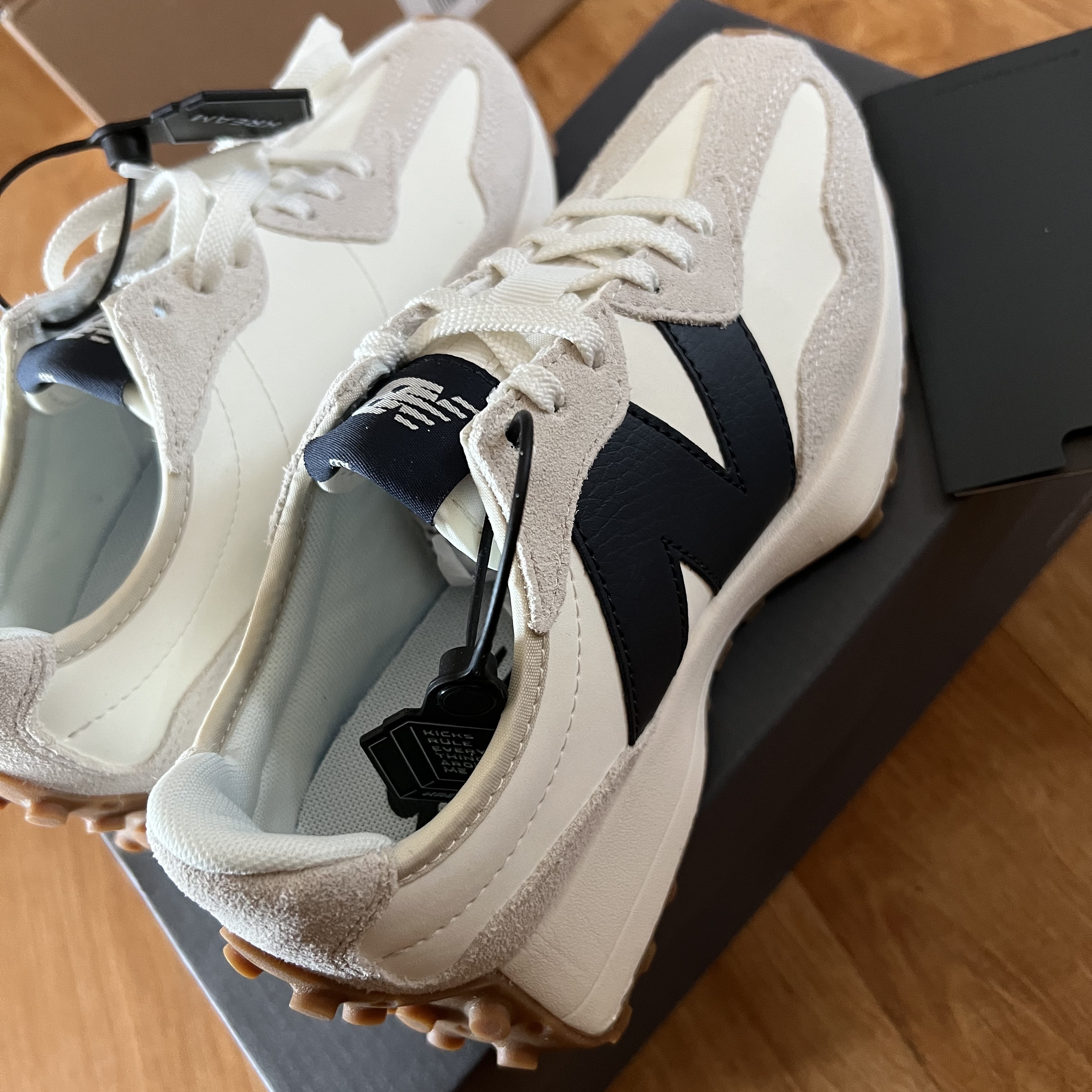 (W) New Balance 327 Beige Gum 착용 스타일