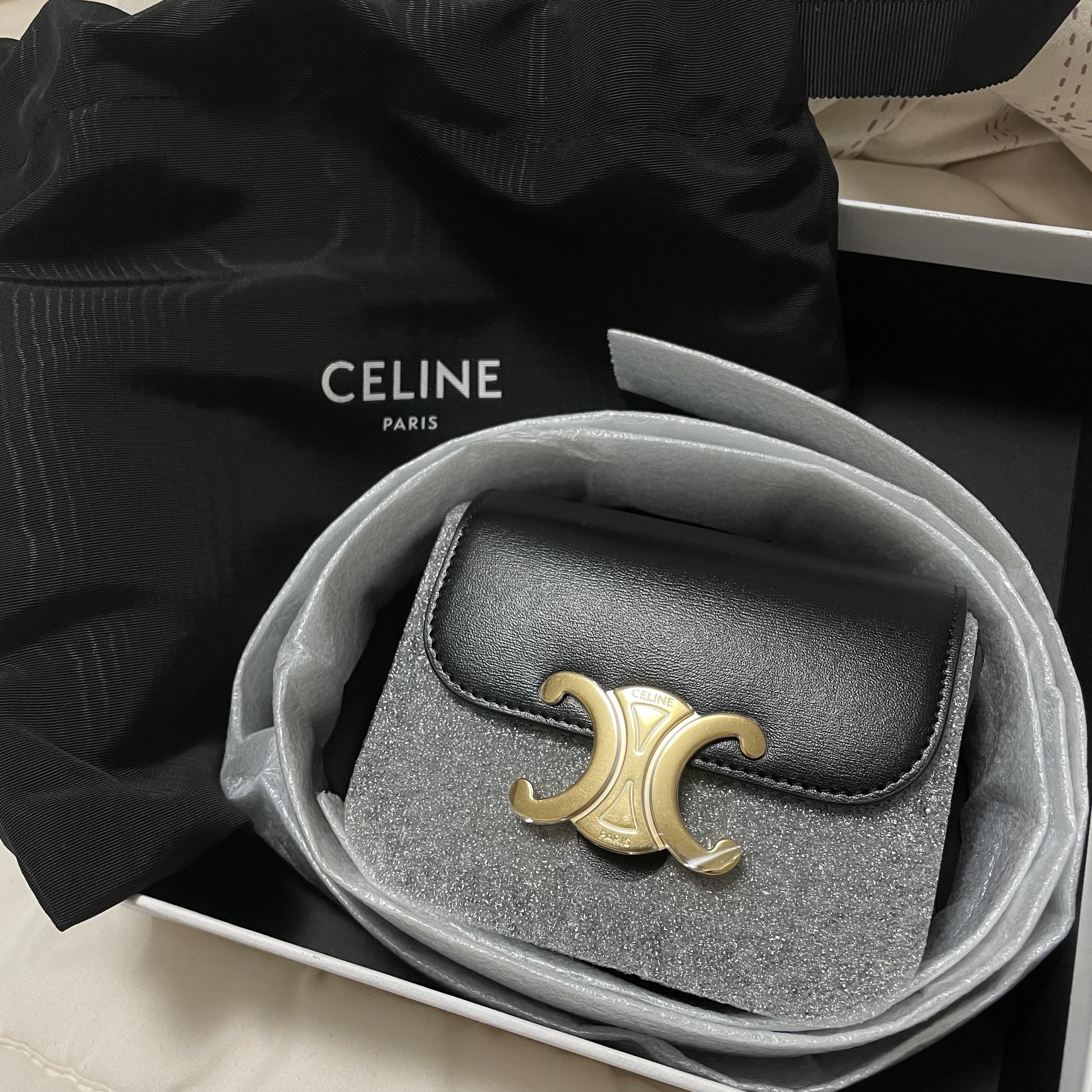 Celine Mini Claude in Shiny Calfskin Black 착용 스타일