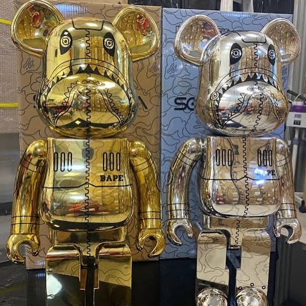 Bearbrick x BAPE x Hajime Sorayama Camo Shark 100% & 400% Set Gold, Bearbrick x BAPE x Hajime Sorayama Camo Shark 100% & 400% Set Silver 착용 스타일 - 2