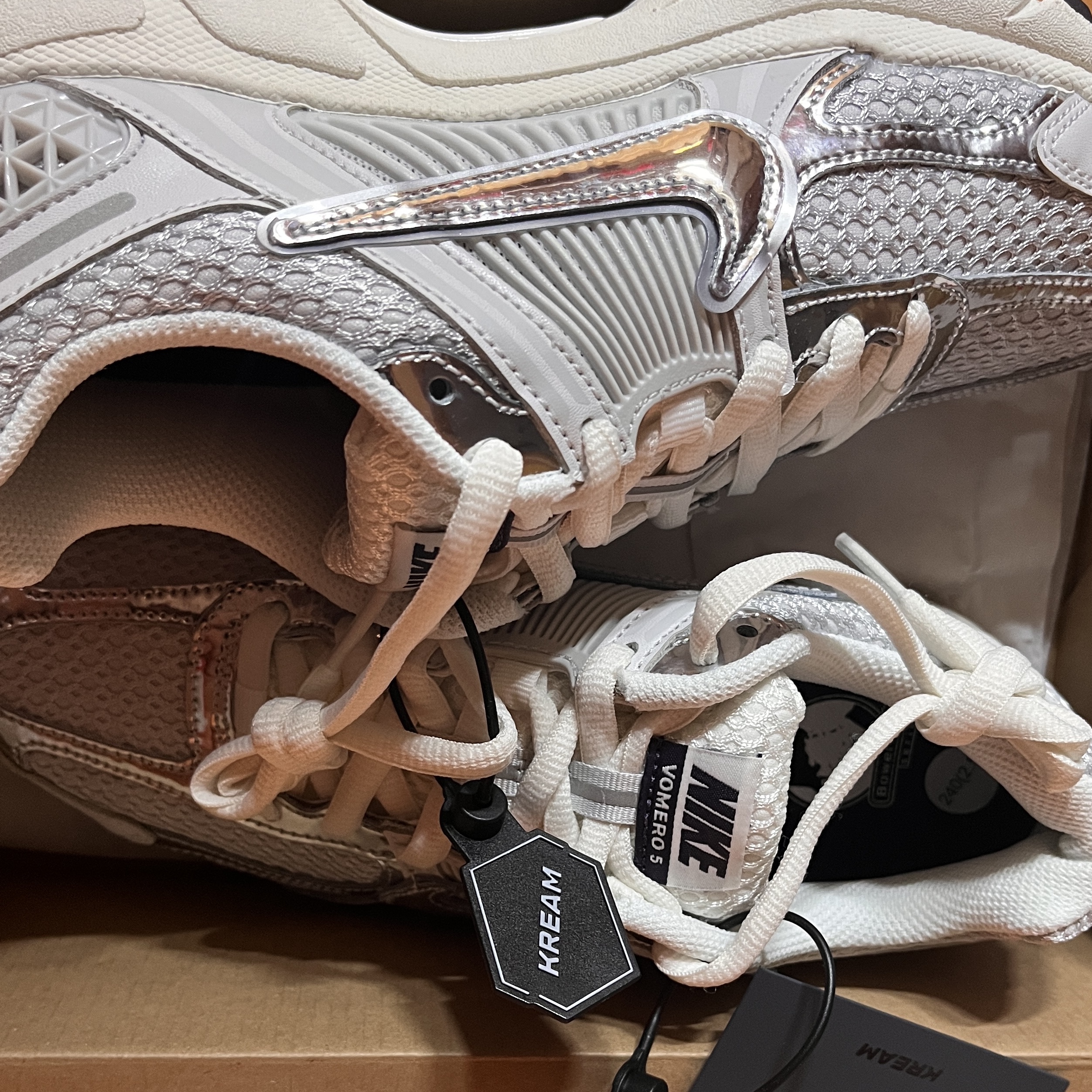 (W) Nike Zoom Vomero 5 Photon Dust and Metallic Silver 착용 스타일