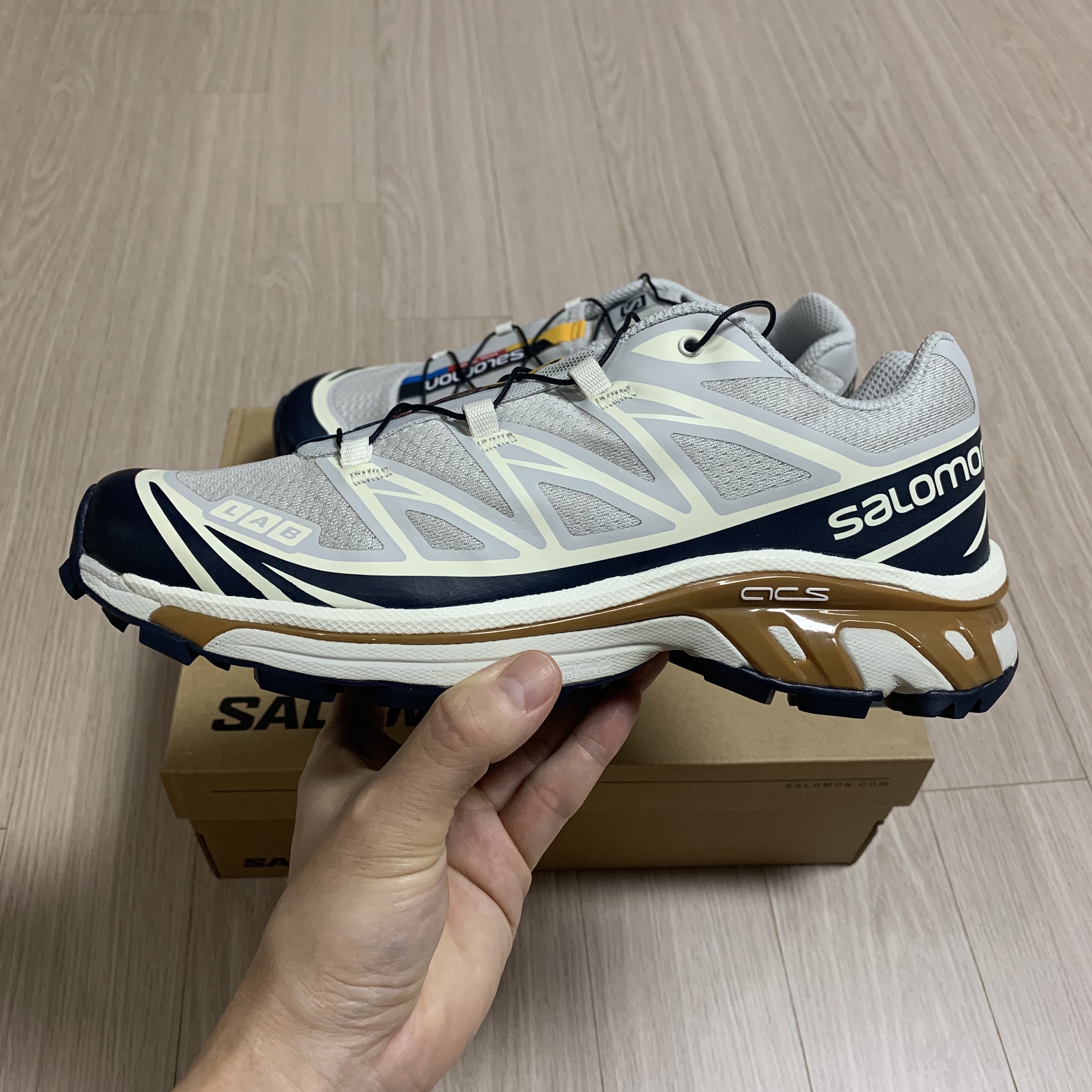 Salomon XT-6 Lunar Rock Dark Sapphire 착용 스타일 - 2