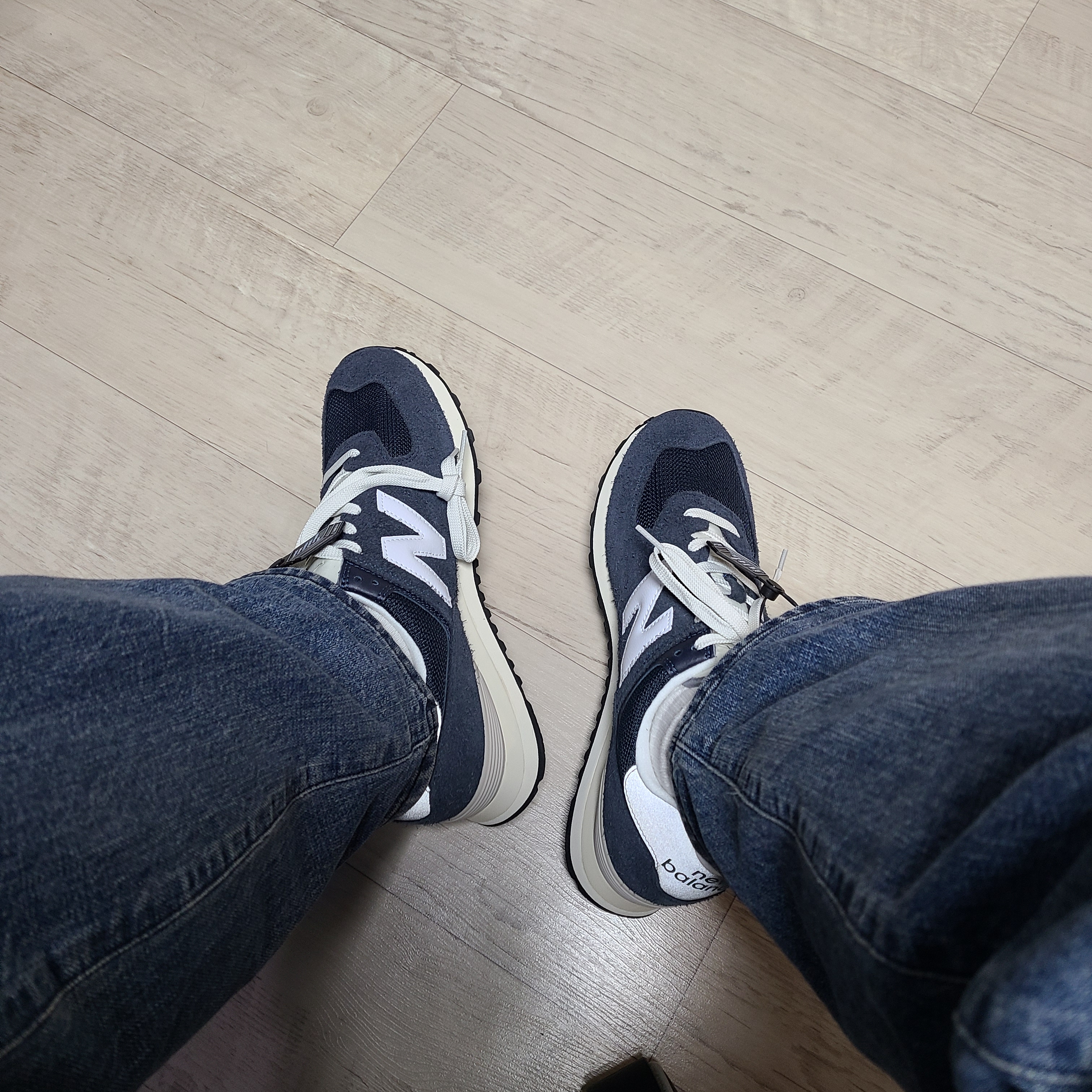 New Balance 574 Heritage Navy 착용 스타일