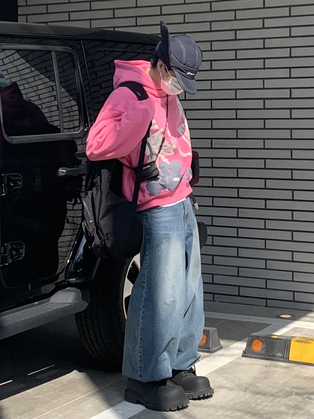Balenciaga XL Army Boots Full Eva Black, Jacquemus La Cagoule Bricciola Puffed Ear Flap Hat Navy 착용 스타일 - 5