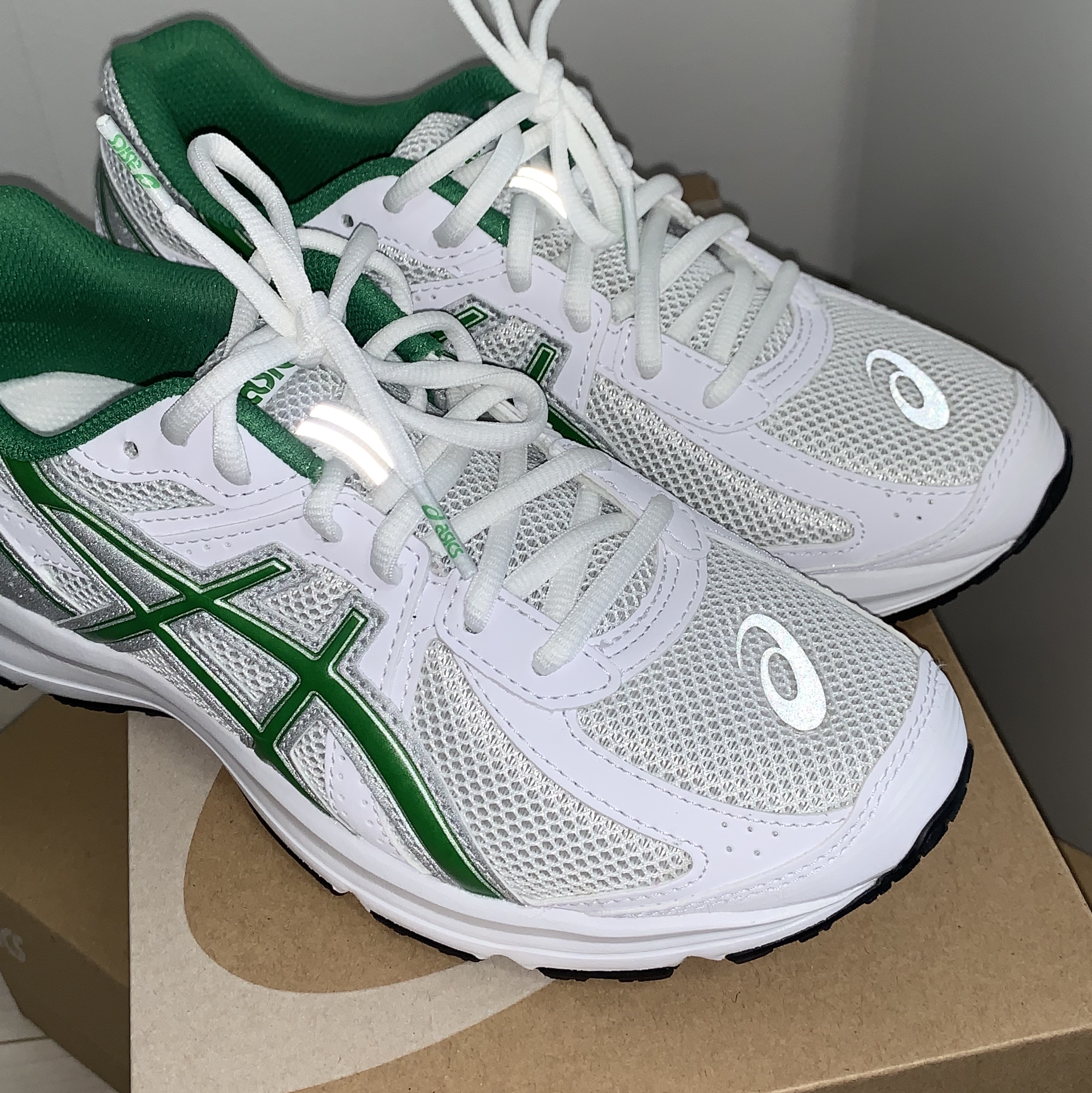 Asics Jog 100 S White Green - 2E Wide 착용 스타일 - 3
