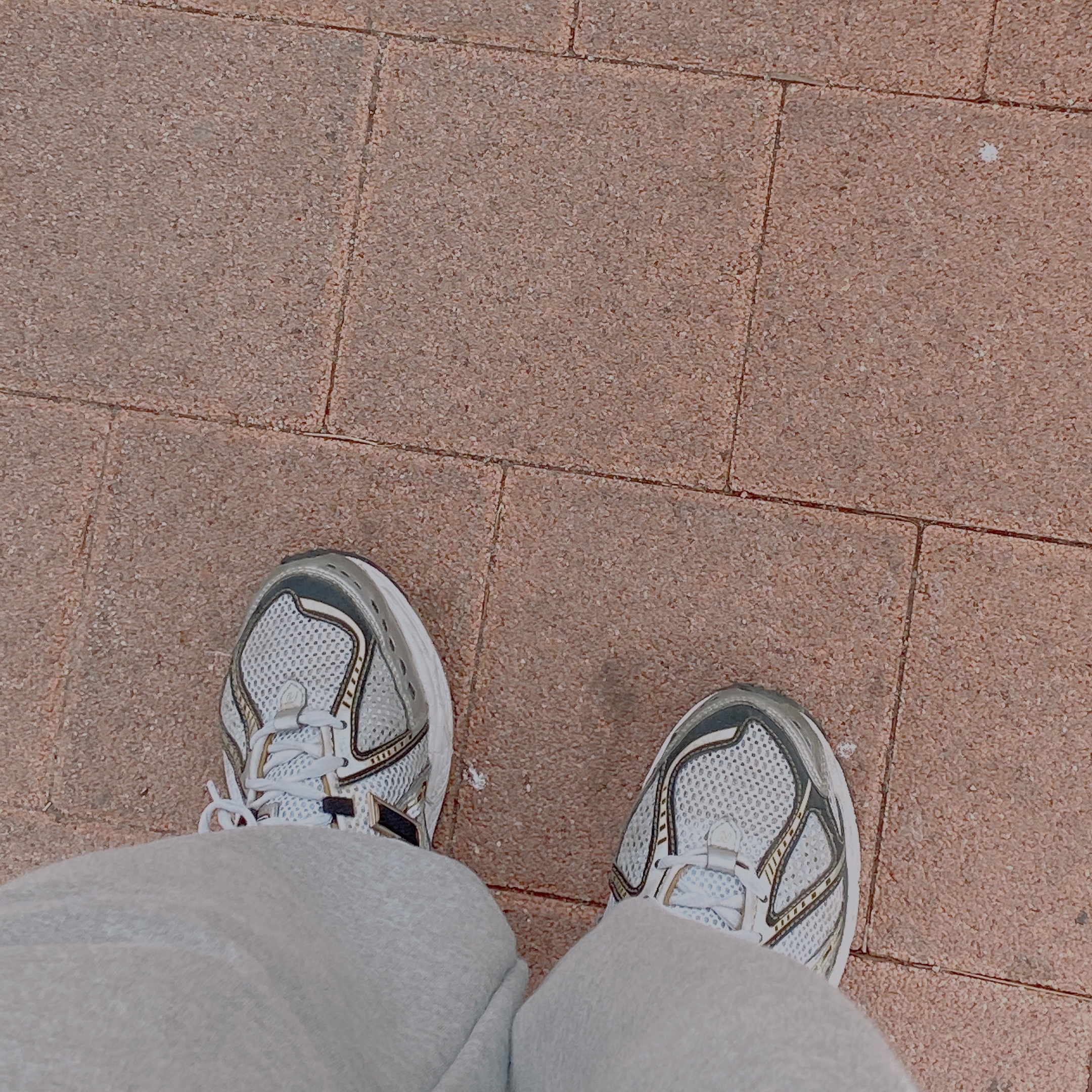 New Balance 1906R White Gold 착용 스타일