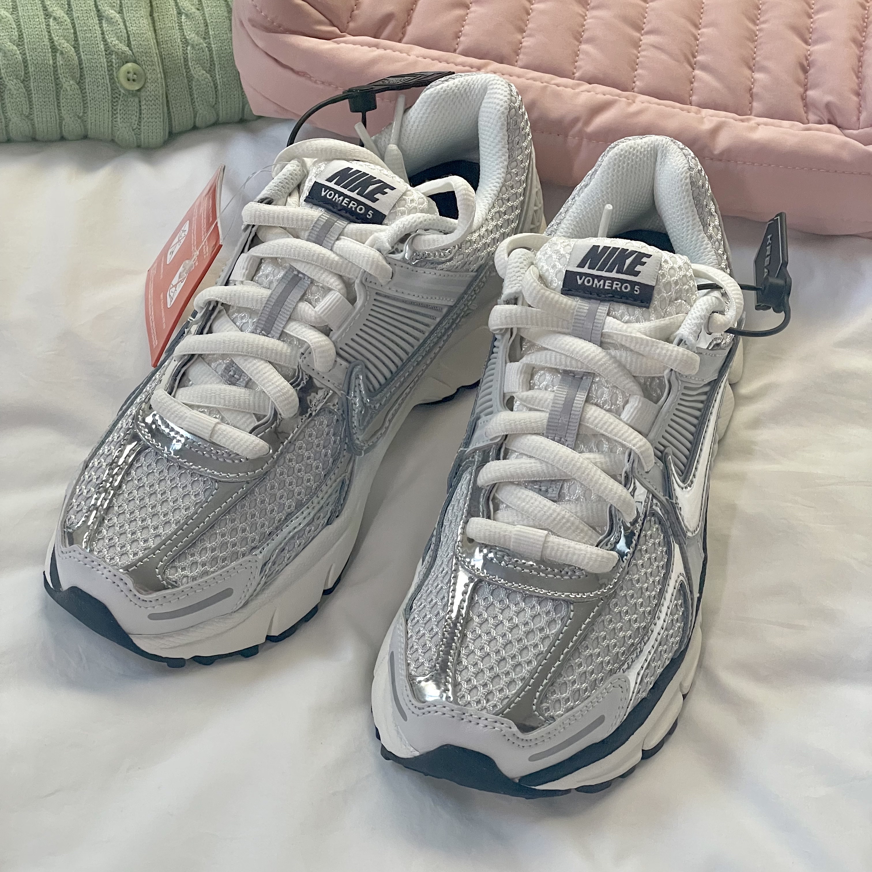 (W) Nike Zoom Vomero 5 Photon Dust and Metallic Silver 착용 스타일