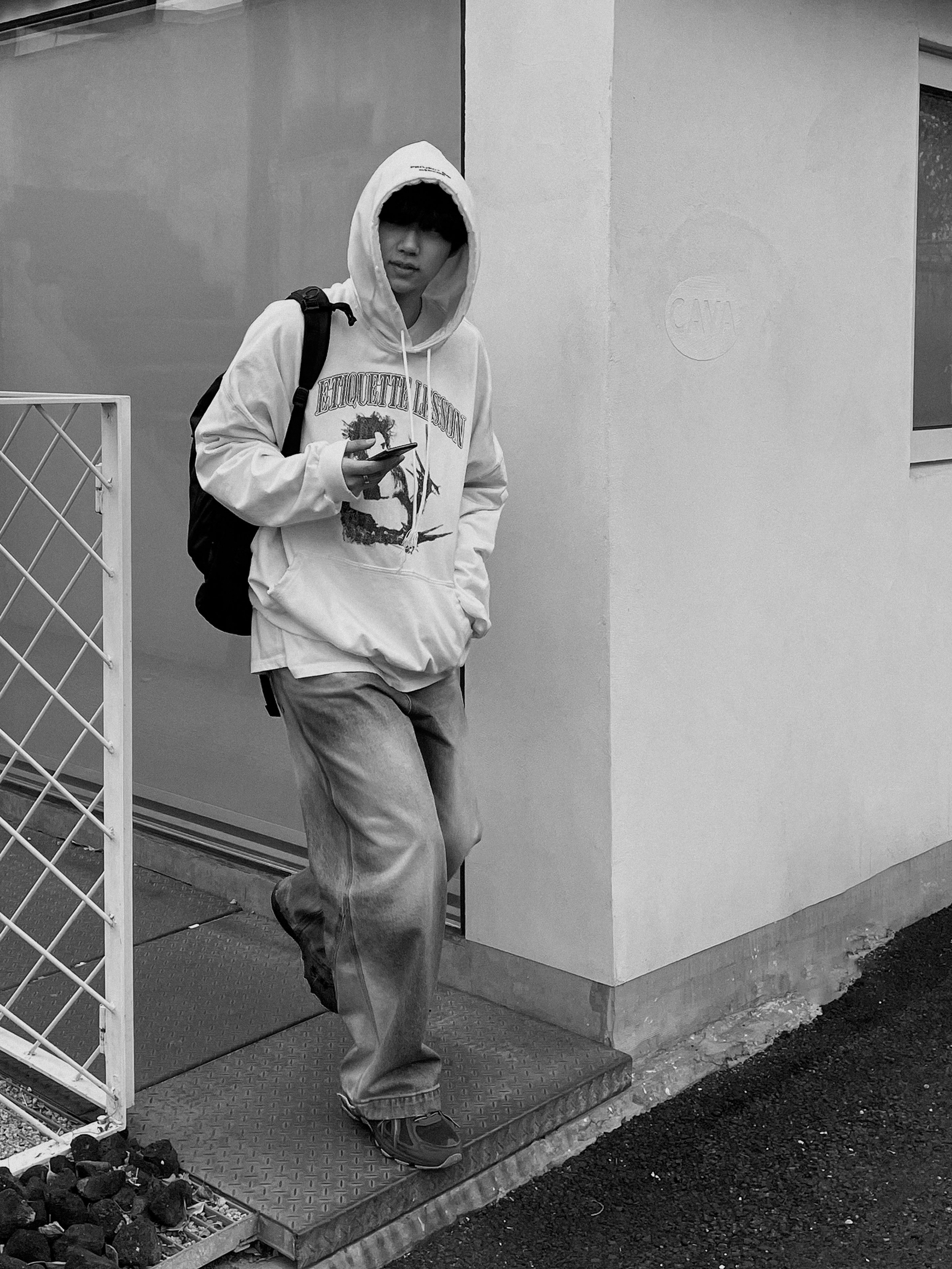 Project G/R x Atmos Etiquette Lesson Vintage Washed Hoodie White 착용 스타일 - 3