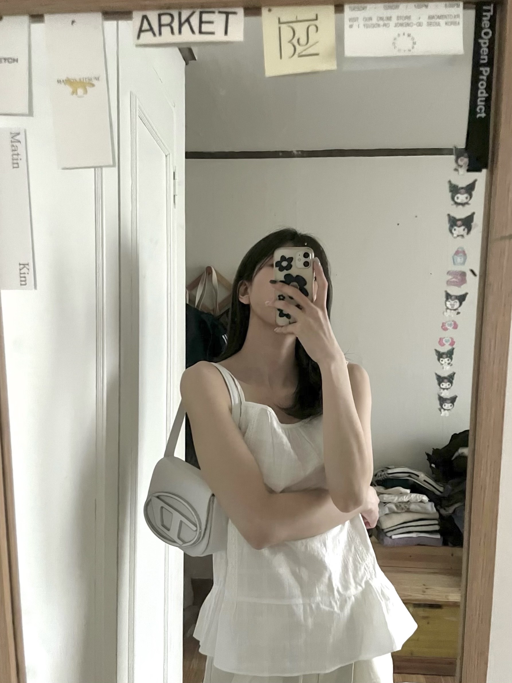 Diesel 1DR Shoulder Bag in Nappa Leather White 착용 스타일