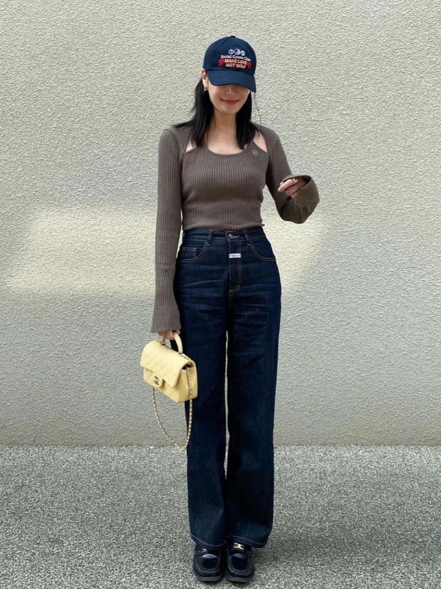 Chanel Mini Flap Bag with Top Handle Lambskin & Gold Light Yellow 착용 스타일 - 1