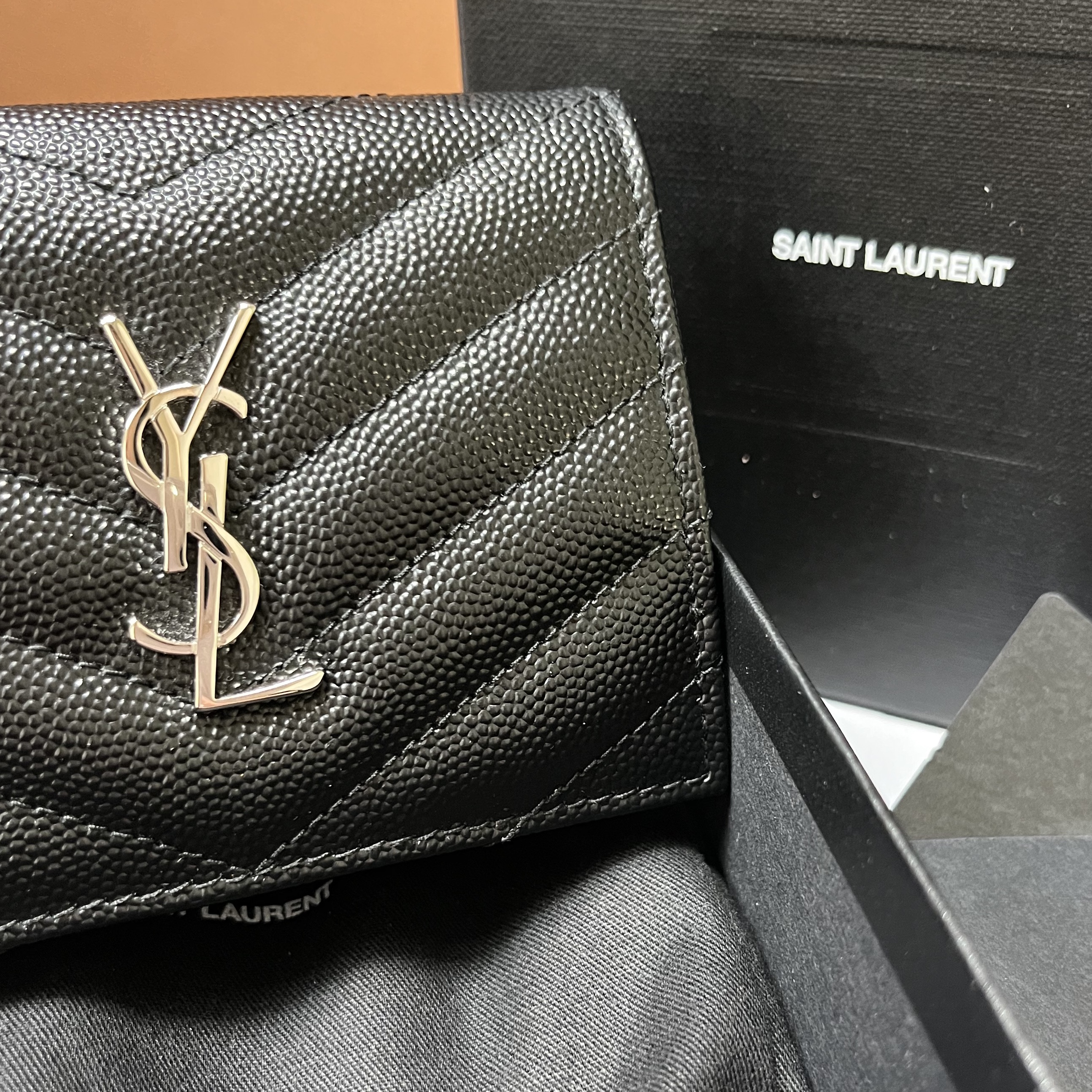 Saint Laurent Silver Monogram Card Case in Grain de Poudre Embossed Leather Black 착용 스타일
