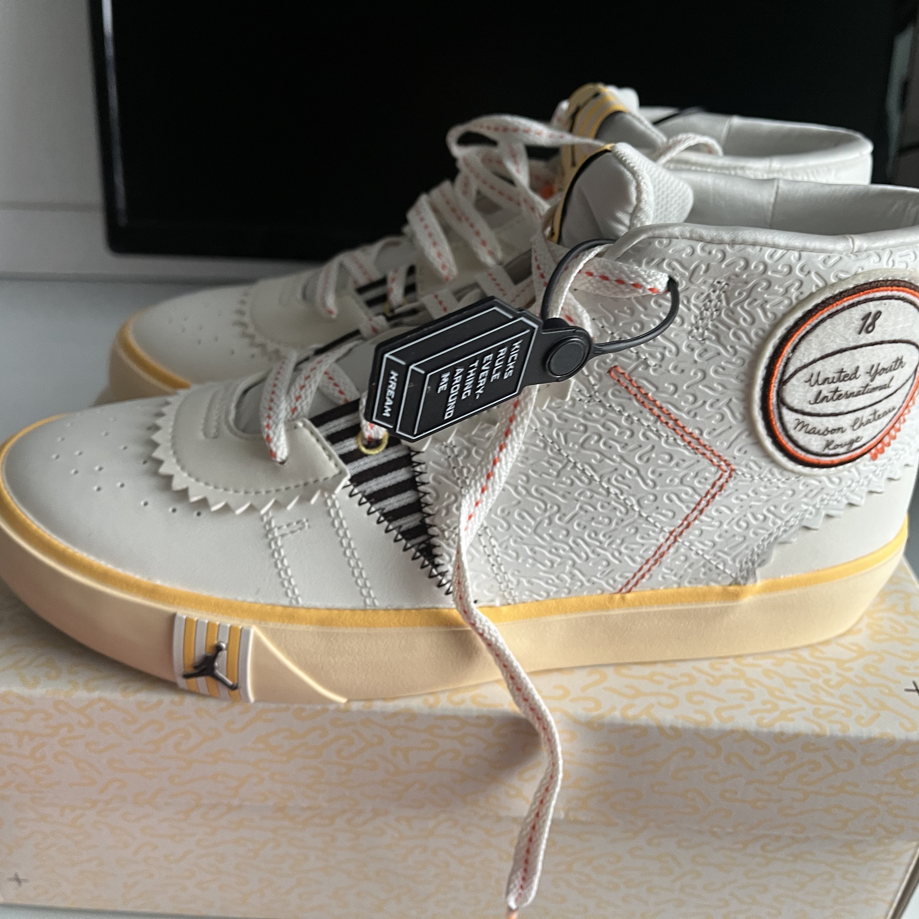Jordan Series x Maison Chateau Rouge Mid SP Sail 착용 스타일