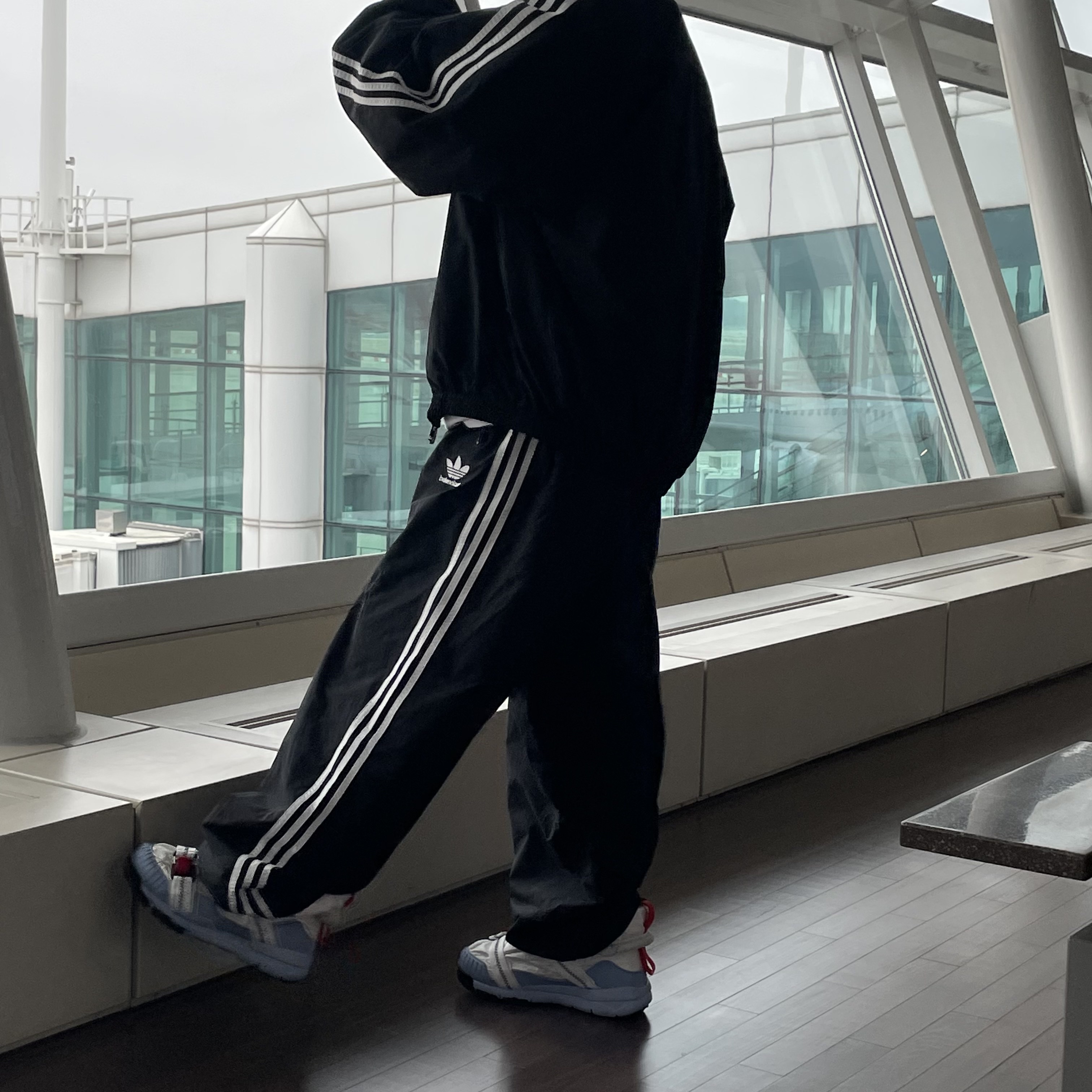 Nike x Tom Sachs Mars Yard Overshoe 3.0, Balenciaga x Adidas Performance Poplin Tracksuit Jacket Black 착용 스타일 - 2