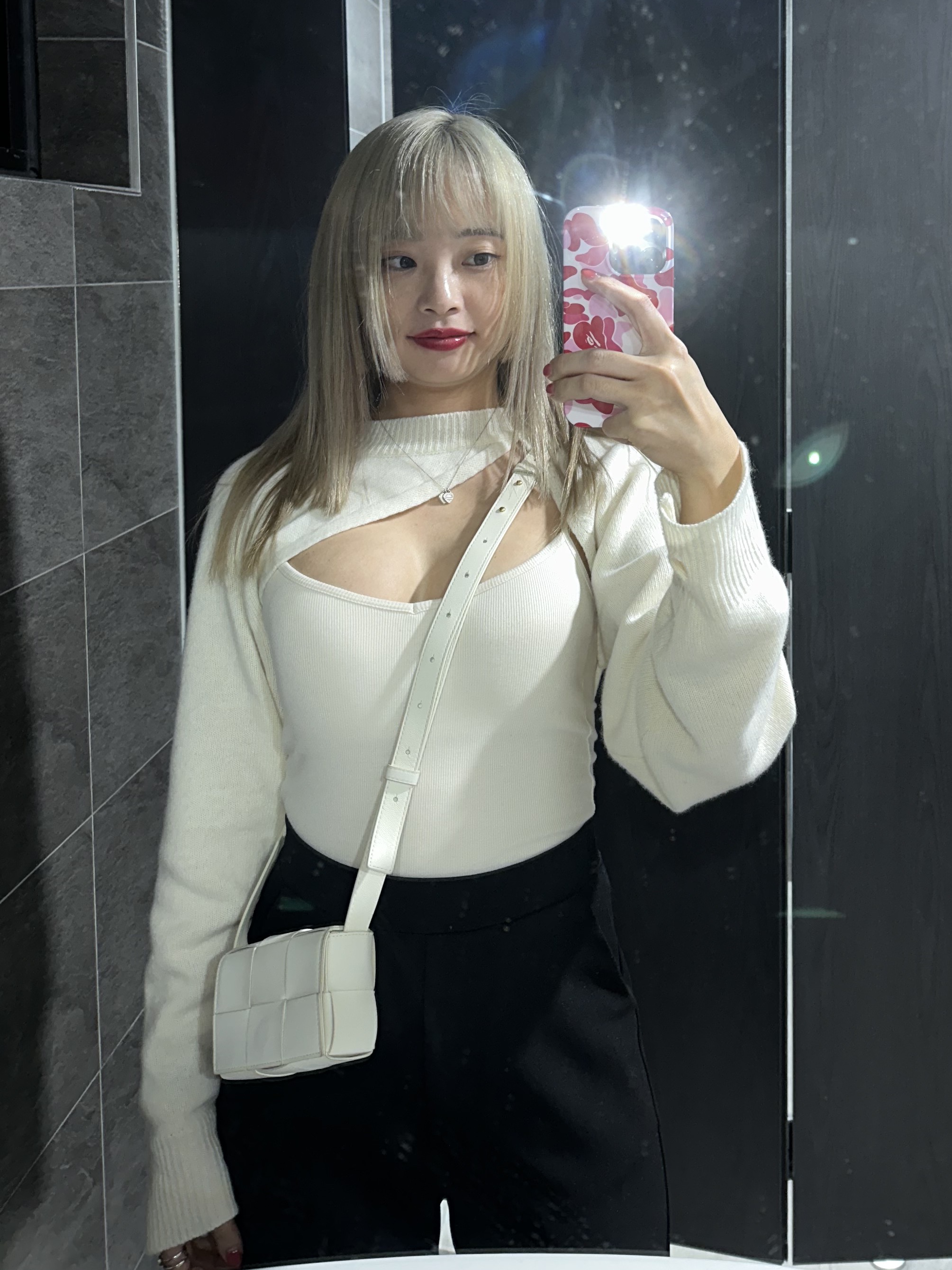 Jordan 1 x Travis Scott Retro Low OG SP Black Phantom, Bottega Veneta Mini Leather Cassette White 착용 스타일 - 4