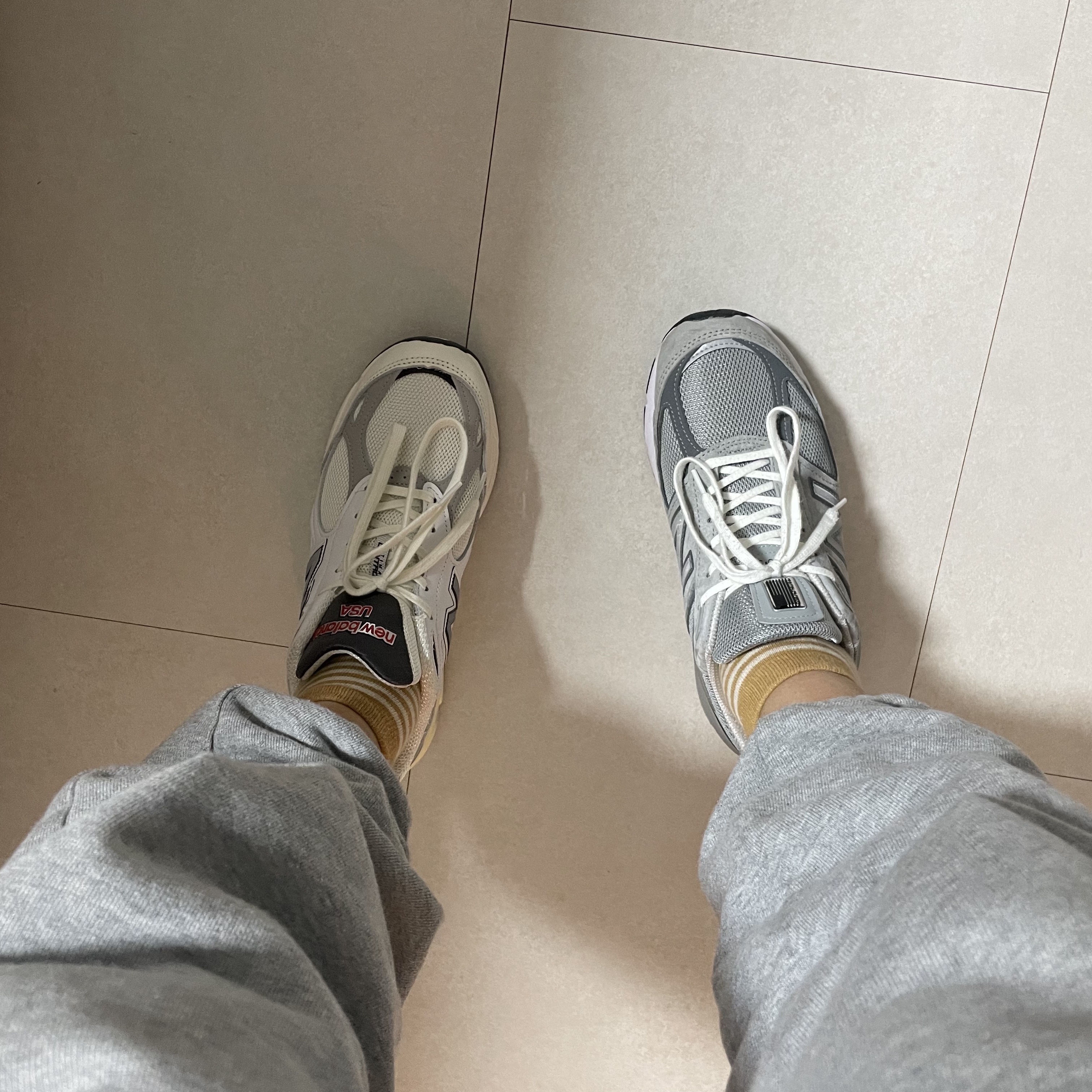 New Balance 990v3 Made in USA Sea Salt, New Balance 990v5 Made in USA Grey - D Standard 착용 스타일 - 3
