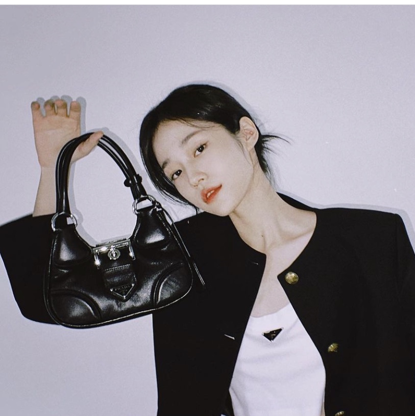 Prada Moon Padded Nappa Leather Bag Black 착용 스타일 - 1