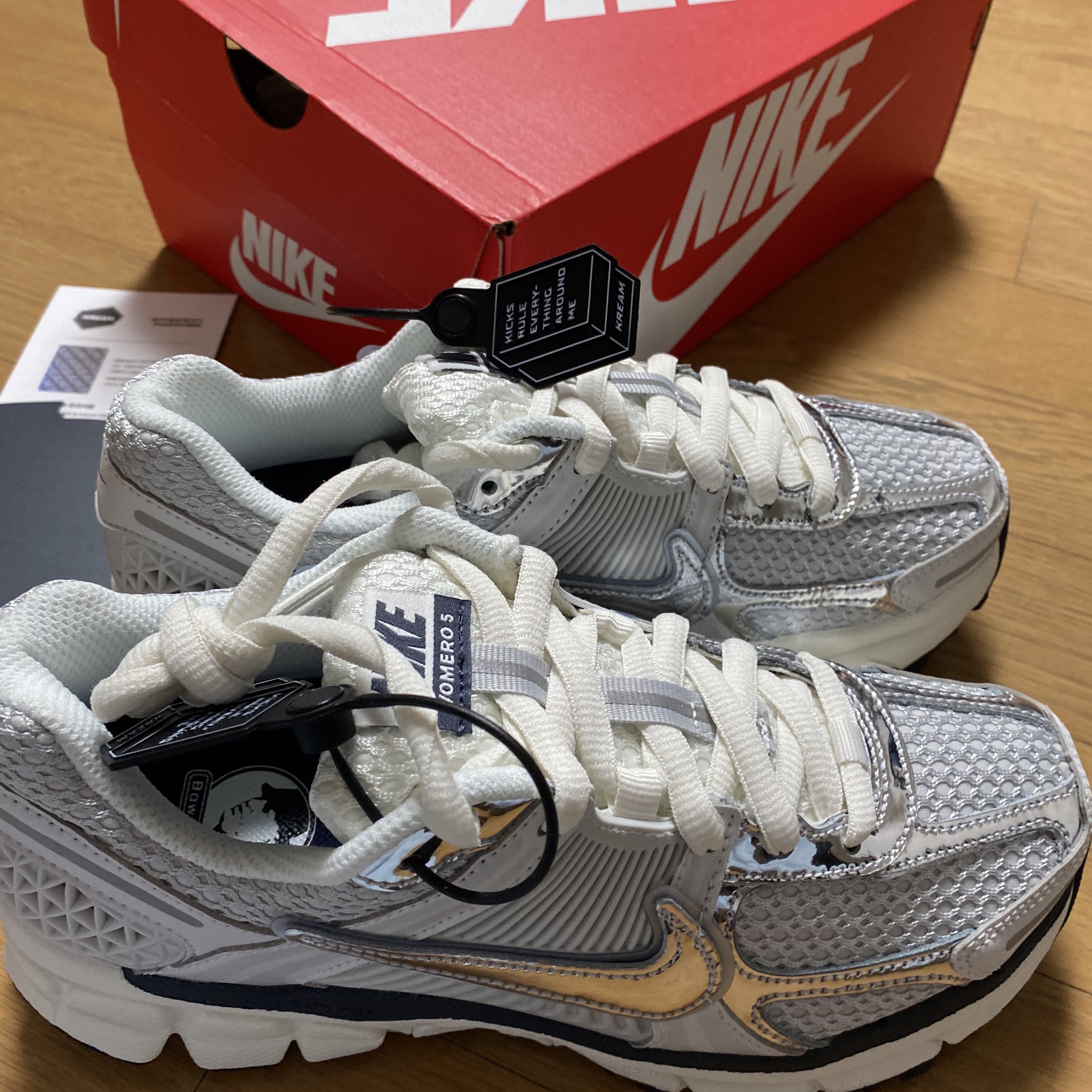 (W) Nike Zoom Vomero 5 Photon Dust and Metallic Silver 착용 스타일