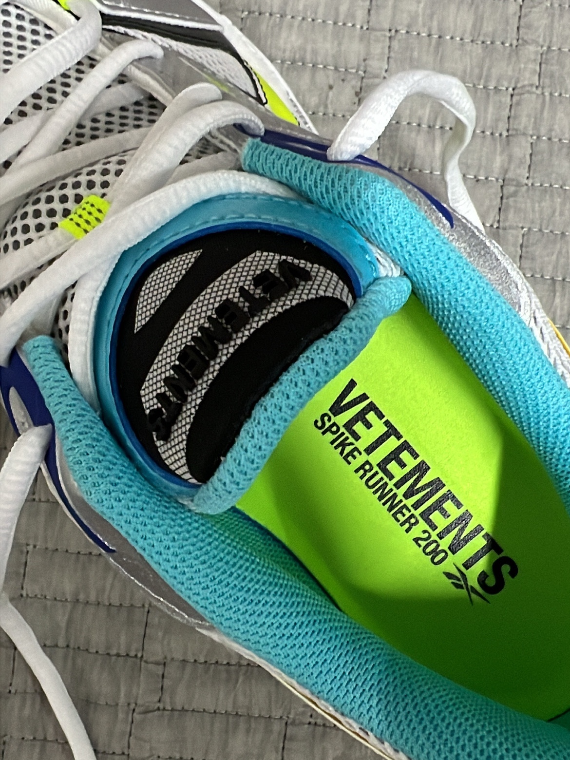 Reebok x Vetements Spike Runner 200 Silver Lime 착용 스타일 - 3