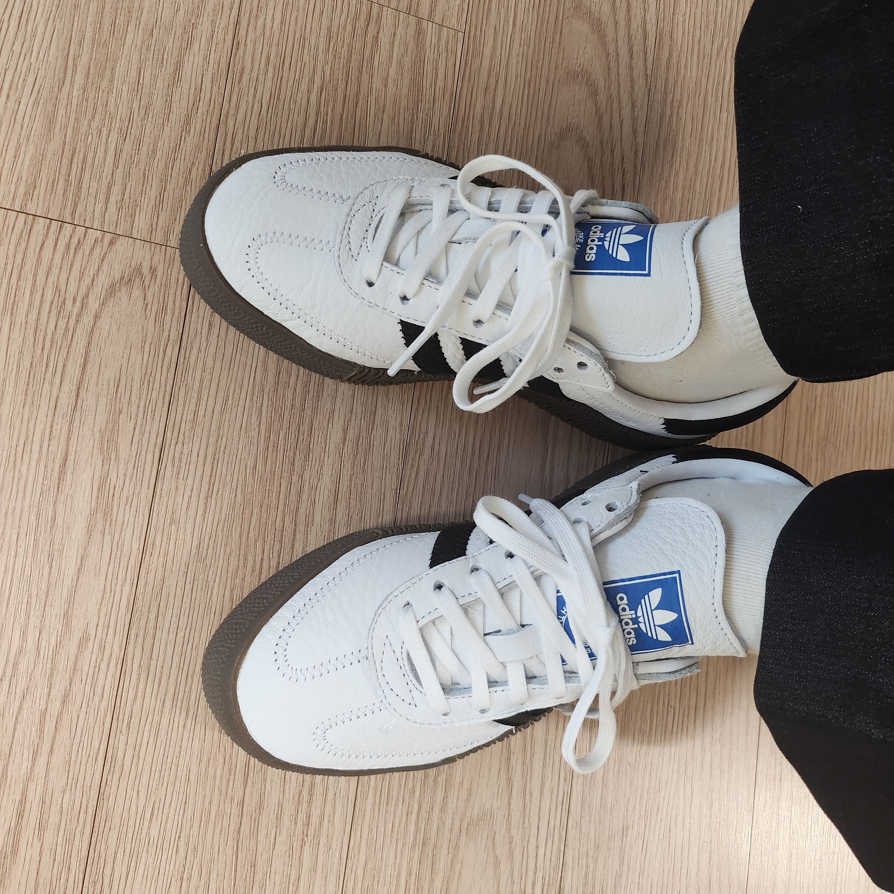 (W) Adidas Sambarose White Black Gum 착용 스타일 - 1