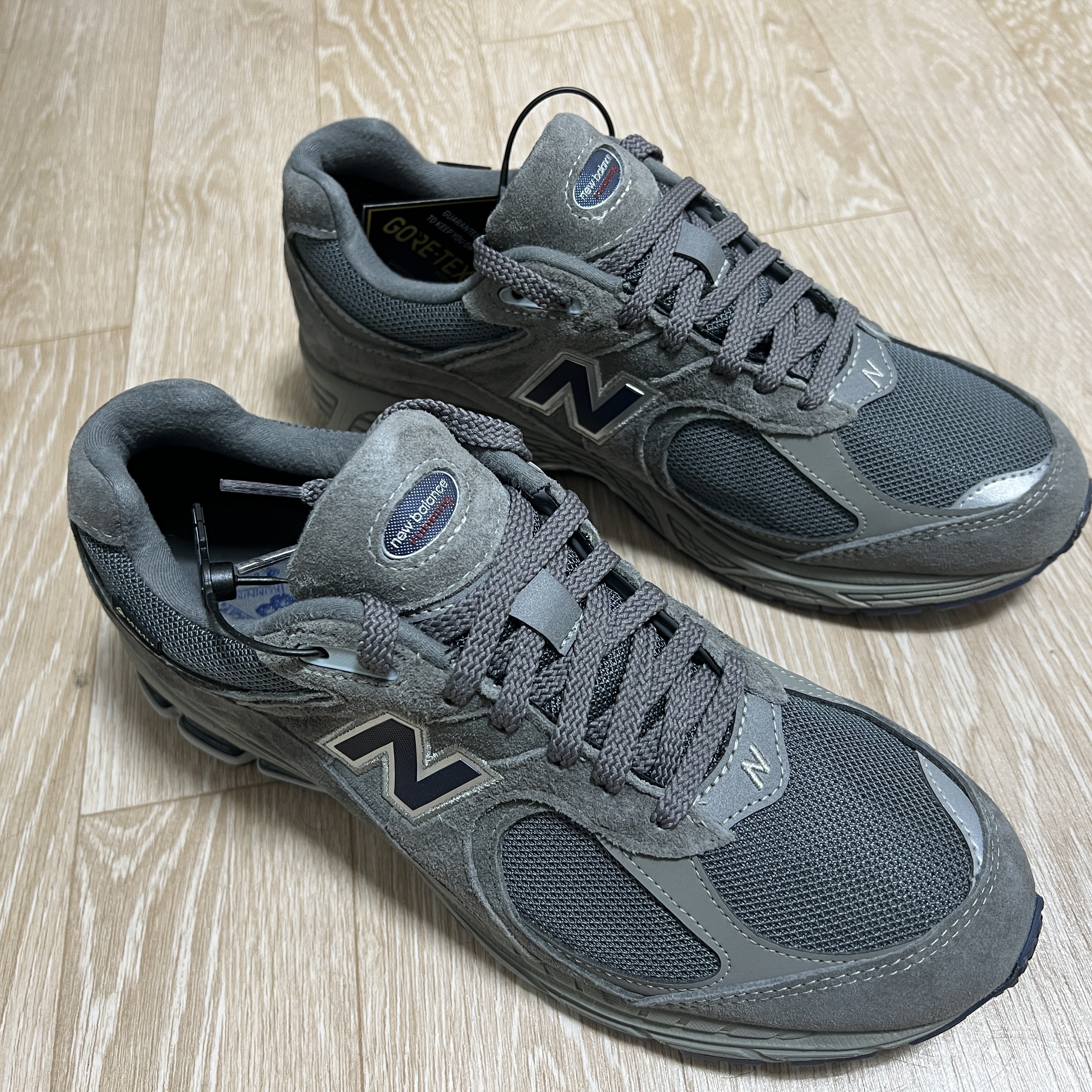 New Balance 2002R Gore-Tex Castlerock Natural Indigo 착용 스타일 - 3