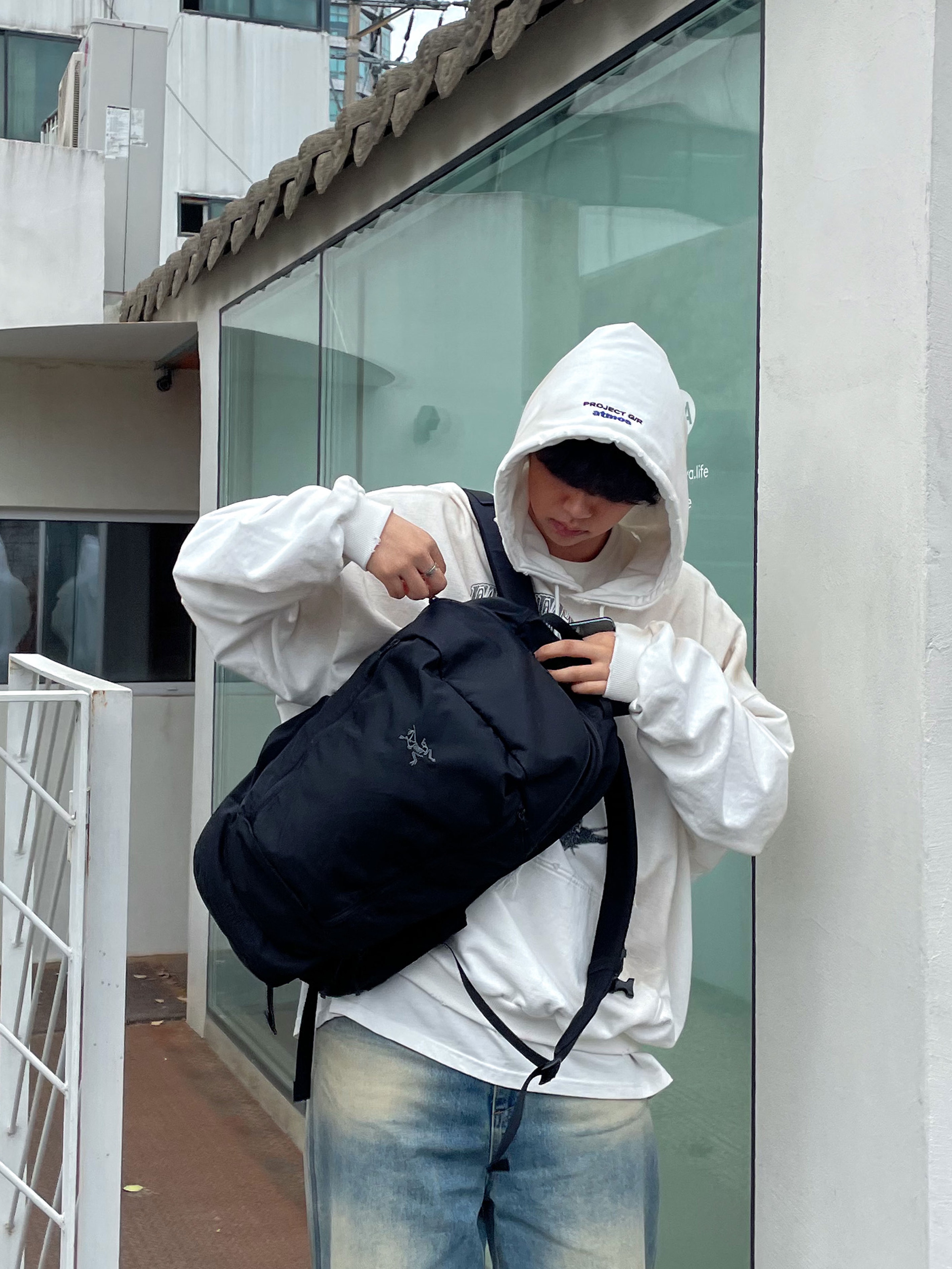Project G/R x Atmos Etiquette Lesson Vintage Washed Hoodie White 착용 스타일 - 4