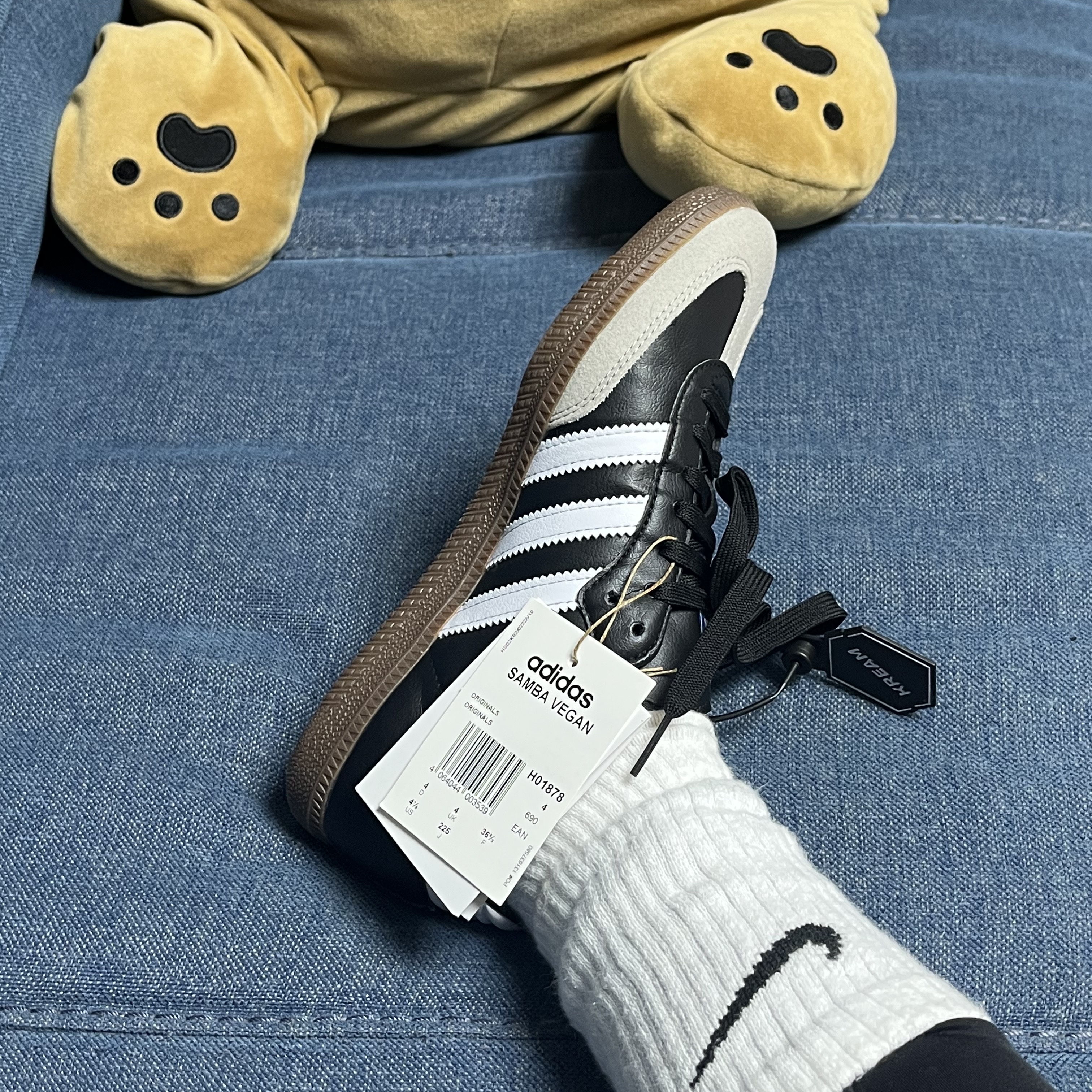 Adidas Samba Vegan Black White 착용 스타일 - 2