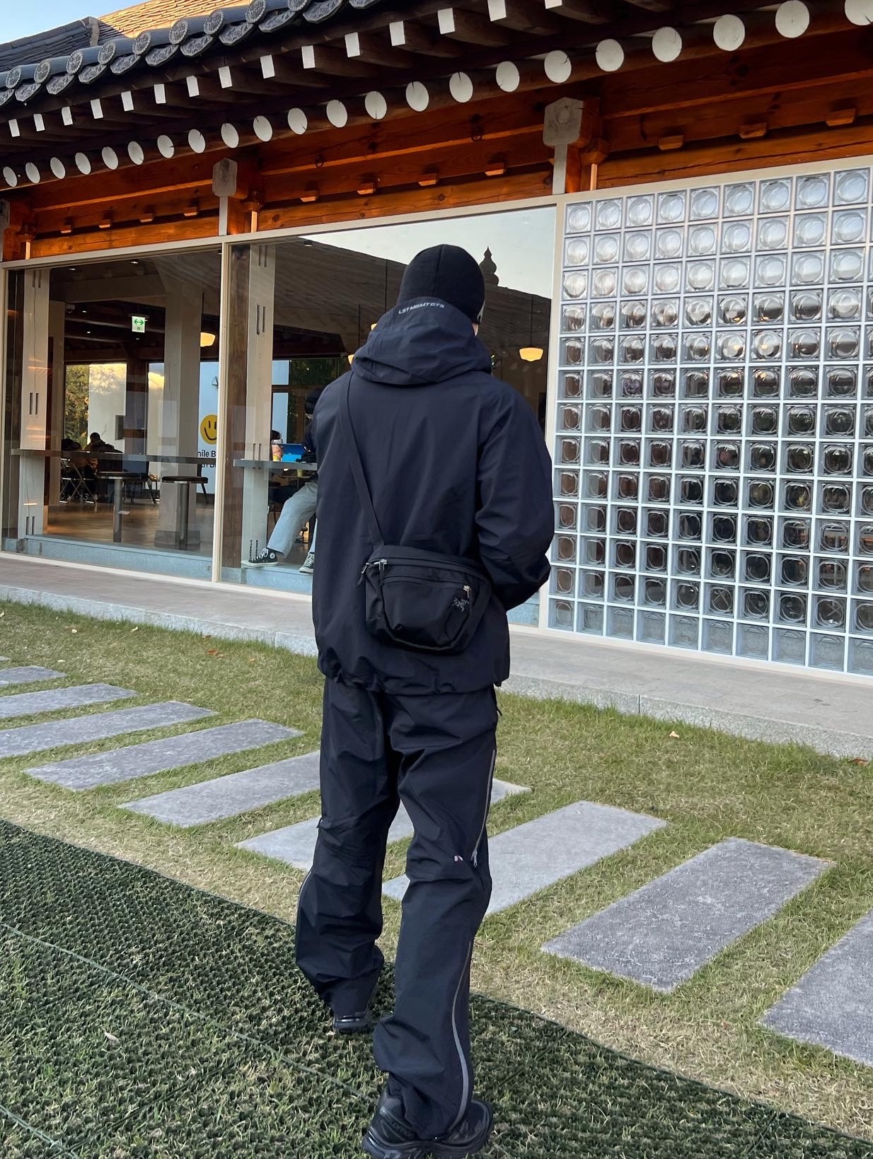 Arc'teryx Mantis 2 Waistpack Black, Salomon XT-6 ADV Black 착용 스타일 - 2