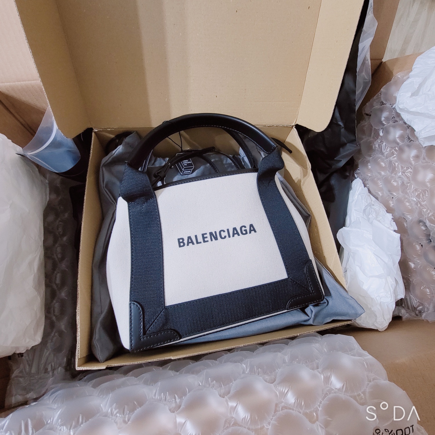 Balenciaga Navy XS Cabas Light Beige Black 착용 스타일
