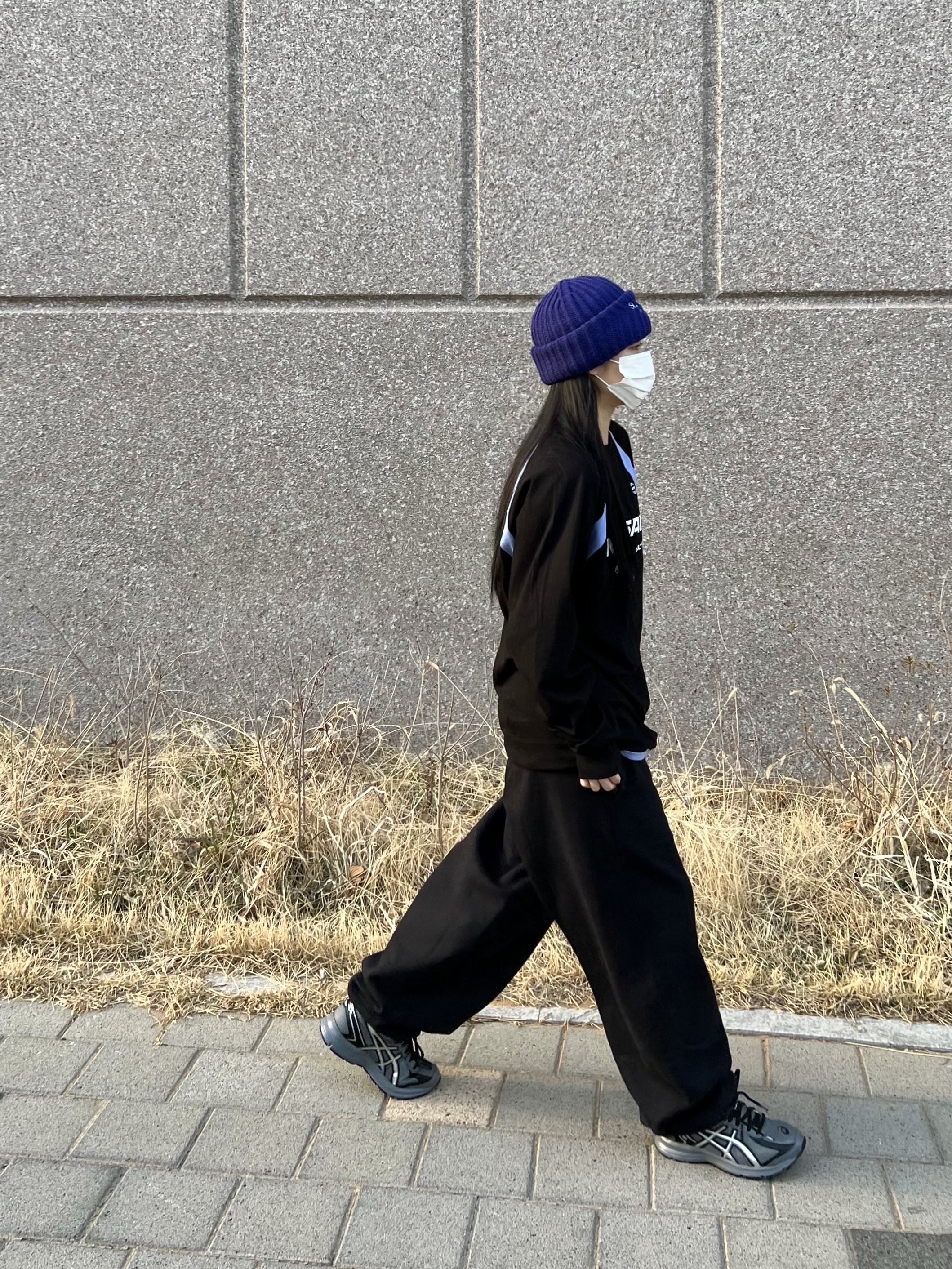 Asics Jog 100 S Steel Grey - 2E Wide, Supreme Ribbed Beanie Dark Royal - 22FW 착용 스타일 - 3
