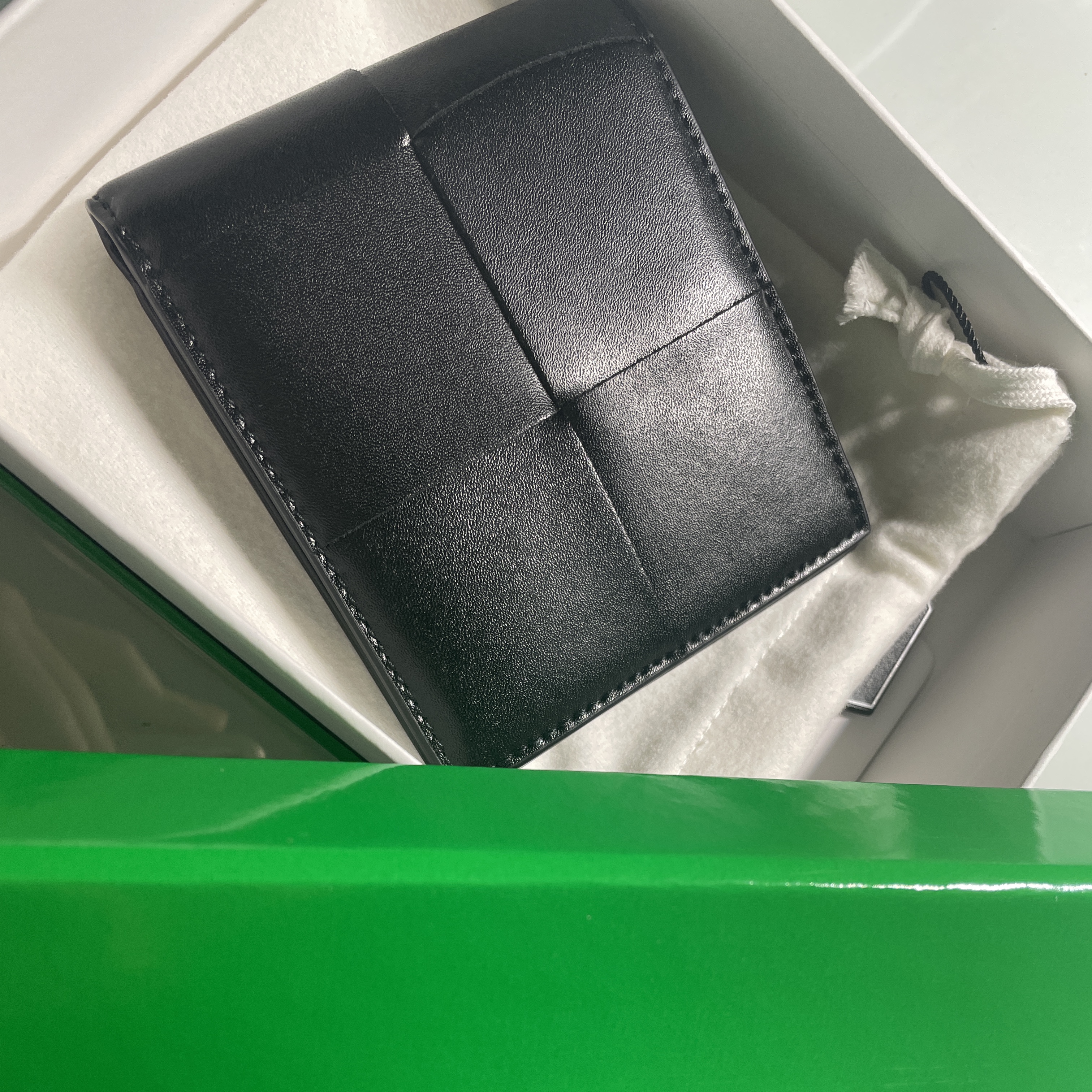 Bottega Veneta Bi-Fold Wallet Black 착용 스타일