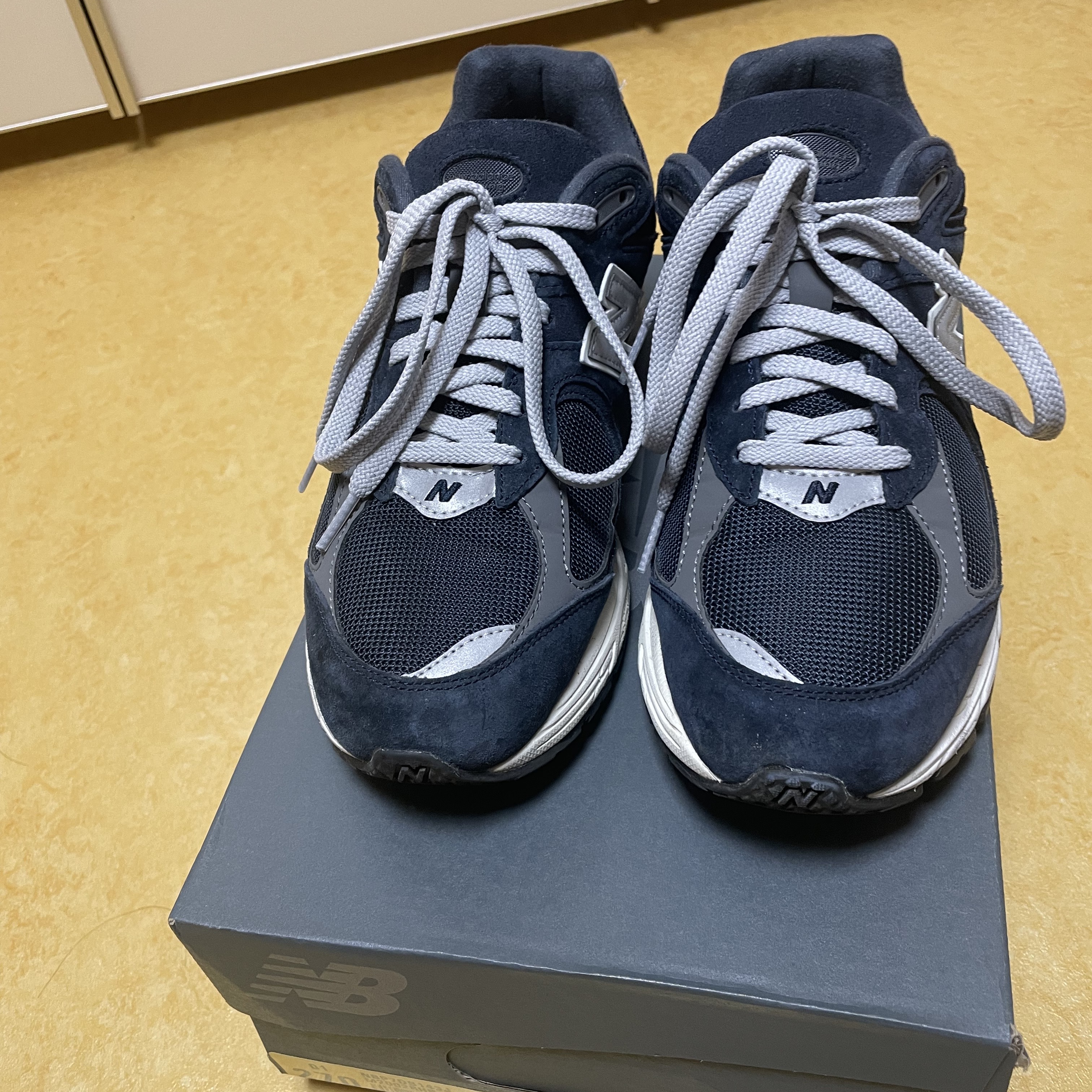 New Balance 2002R Eclipse Castlerock 착용 스타일 - 2