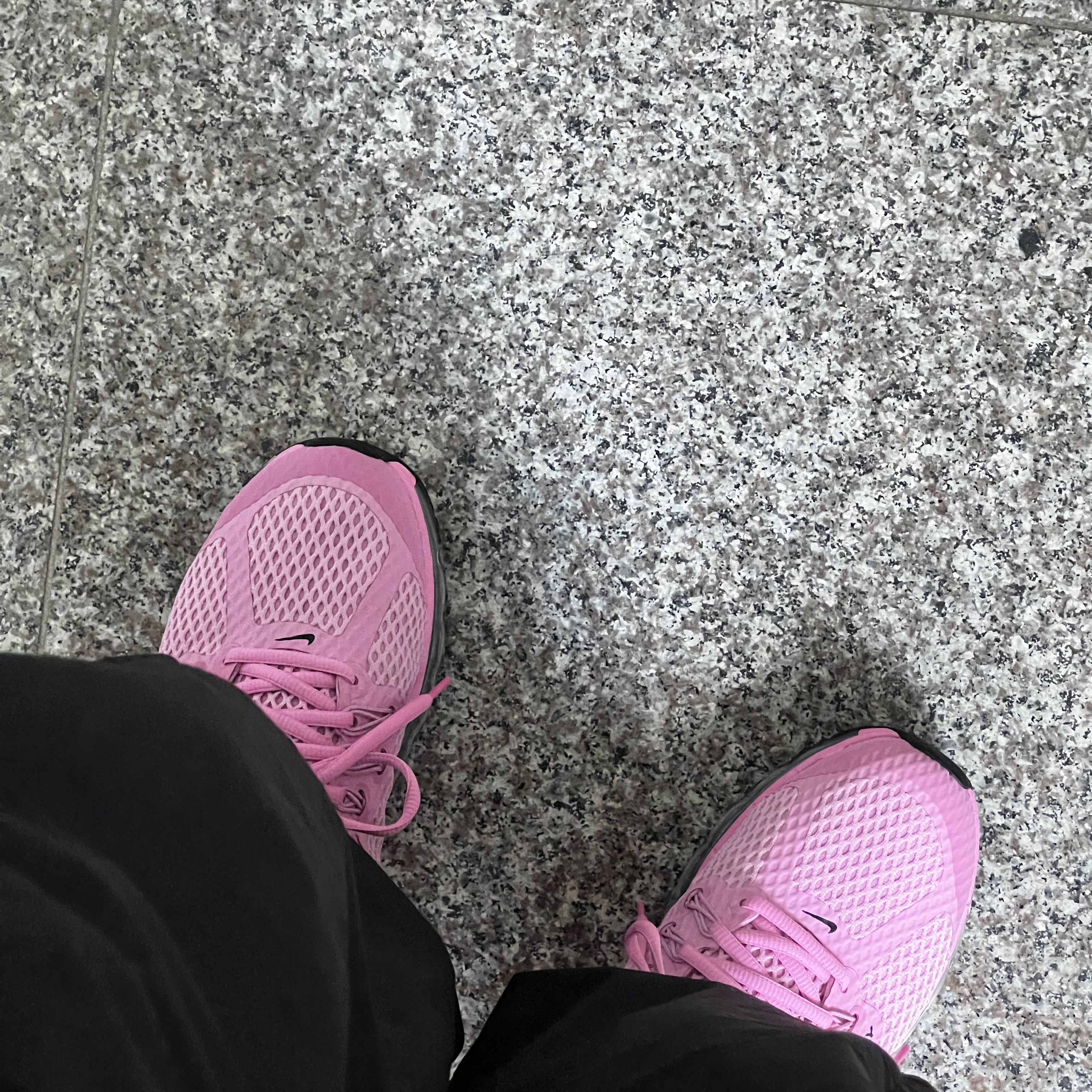 Nike x Stussy Air Max 2013 Psychic Pink, Sansan Gear Side Snap Pants Black 착용 스타일