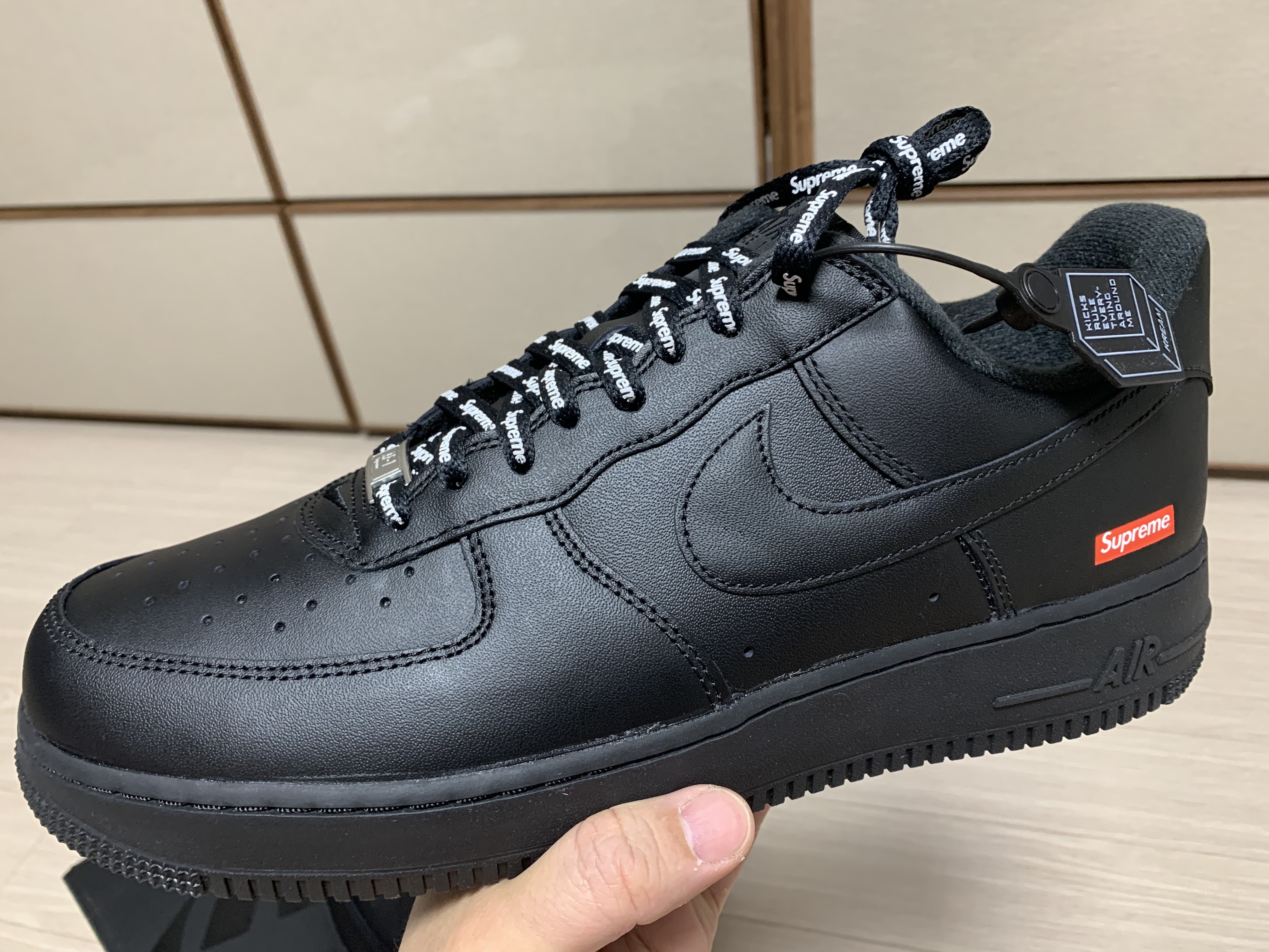 Nike x Supreme Air Force 1 Low Black 착용 스타일 - 3
