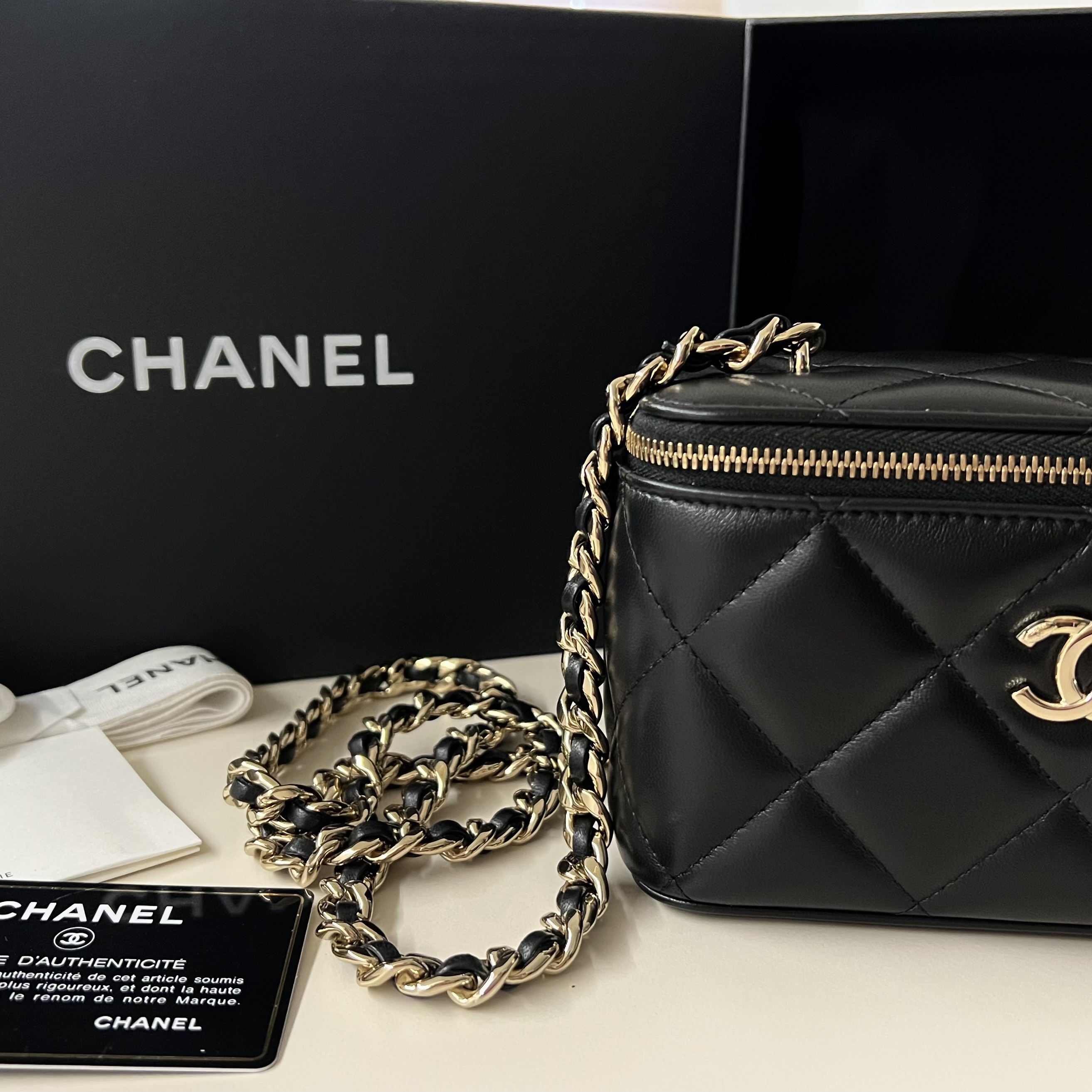 Chanel Vanity with Big Chain Lambskin Plexi & Gold Black 착용 스타일 - 2